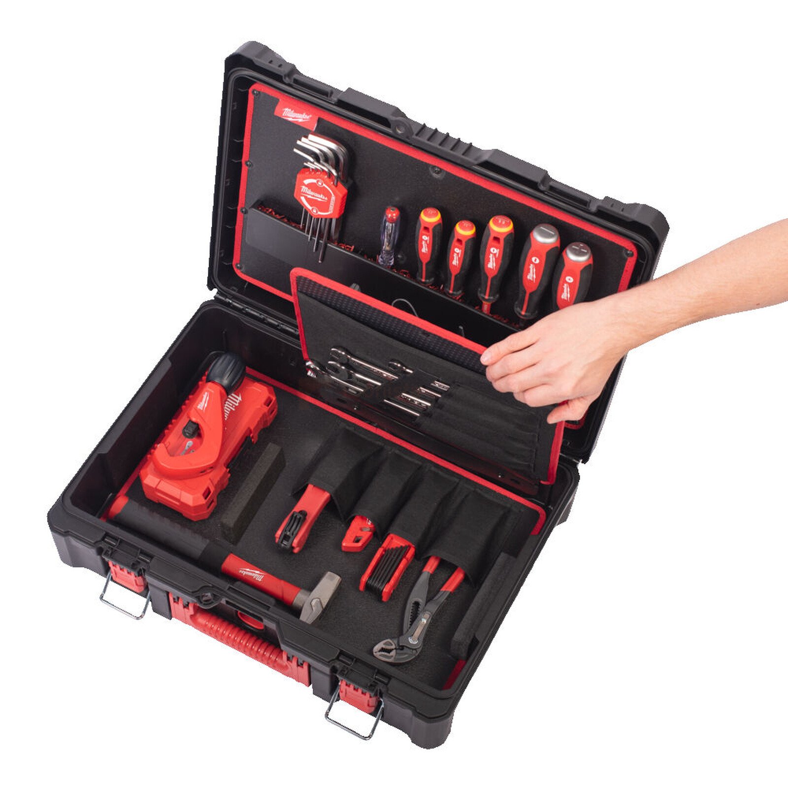 Pildil on avatud Milwaukee tööriistakomplekt PACKOUT™, 74-osaline, mis sisaldab erinevaid tööriistu nagu kruvikeerajad...