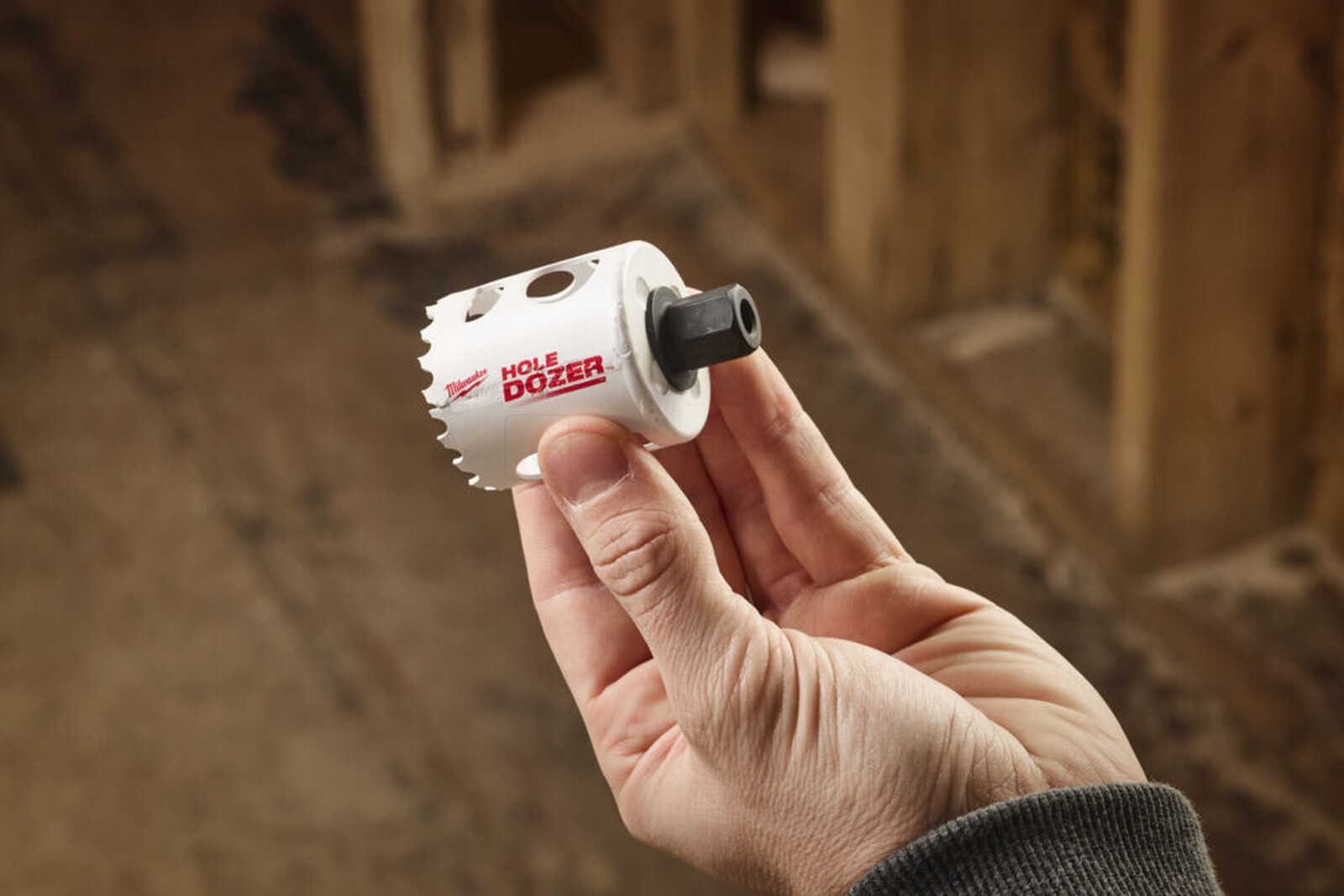 Pildil on käes Milwaukee augusae adapter, millega on näha, kuidas seda saab kasutada.