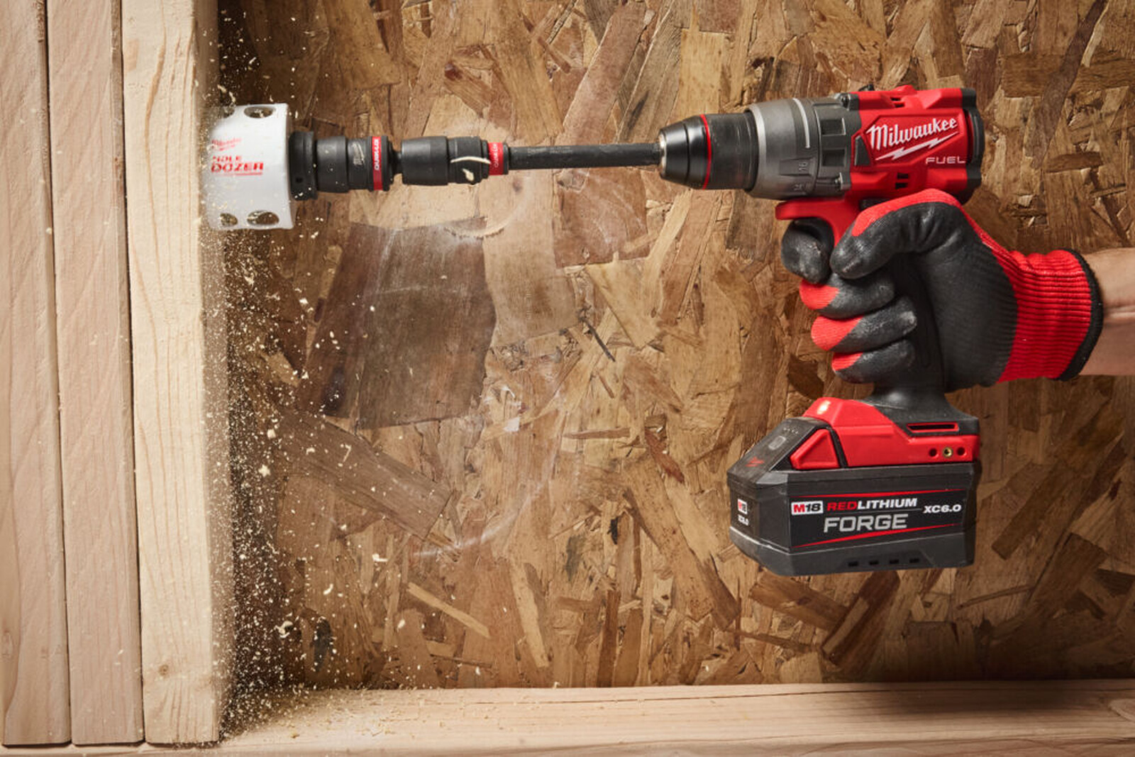 Pildil on Milwaukee akutrell, mis kasutab augusae adapterit, et puurida auku puitu.