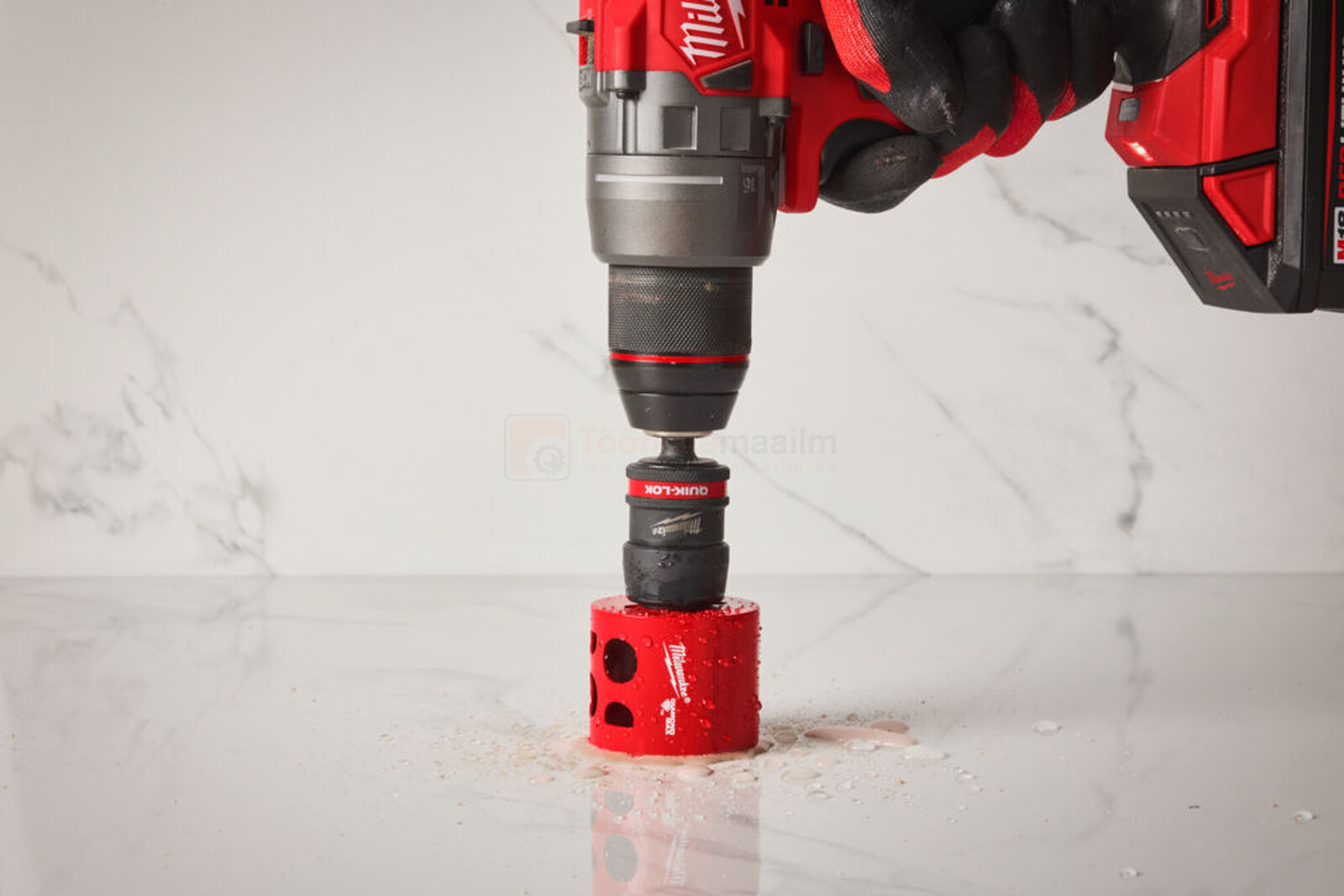 Pildil on näha, kuidas Milwaukee augusae adapteriga puuritakse auku, näidates selle kasutamist.