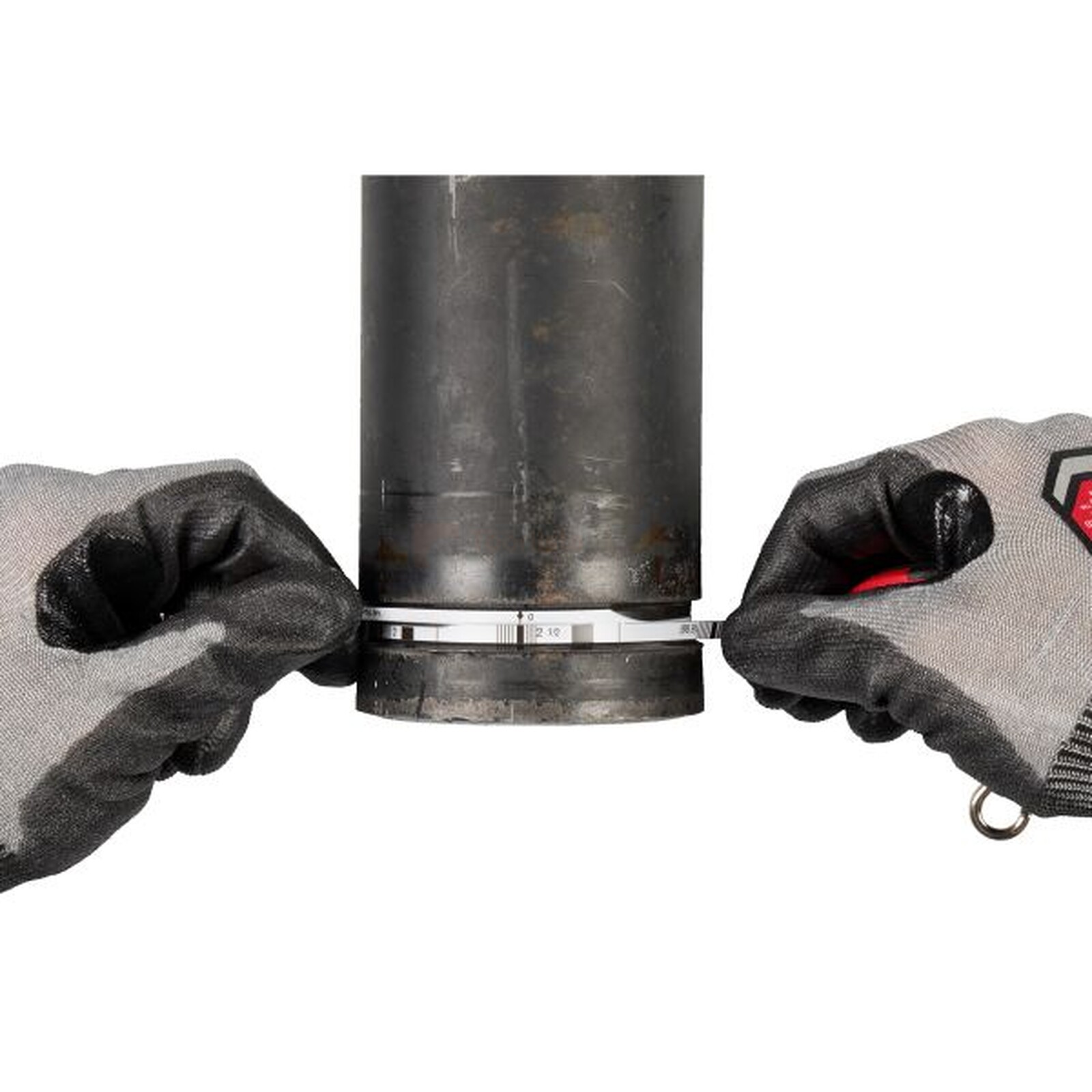 Pildil on Milwaukee mõõdulint torudele 1 1/4 - 6", mida kasutatakse toru ümber mõõtmiseks, hoides seda kahe kindaga käega.