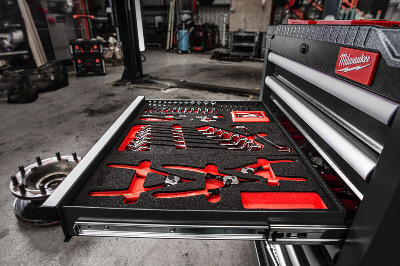 Pildil on Milwaukee tööriistakäru sahtel, mis on täidetud erinevate tööriistadega.