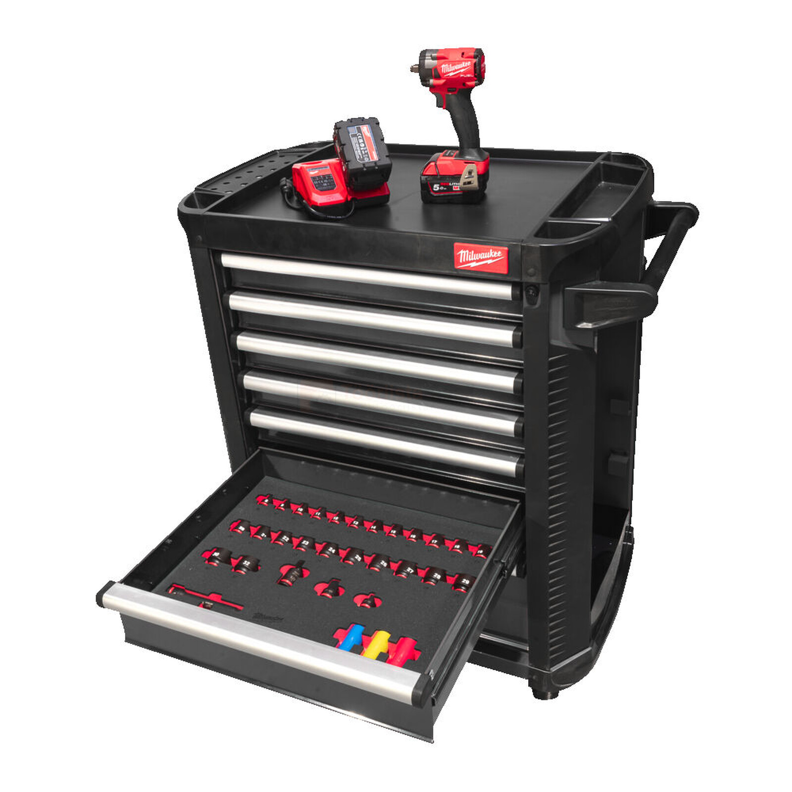 Pildil on Milwaukee tööriistakomplekt halli tööriistakäruga, millel on avatud sahtel tööriistadega, samuti on näha...