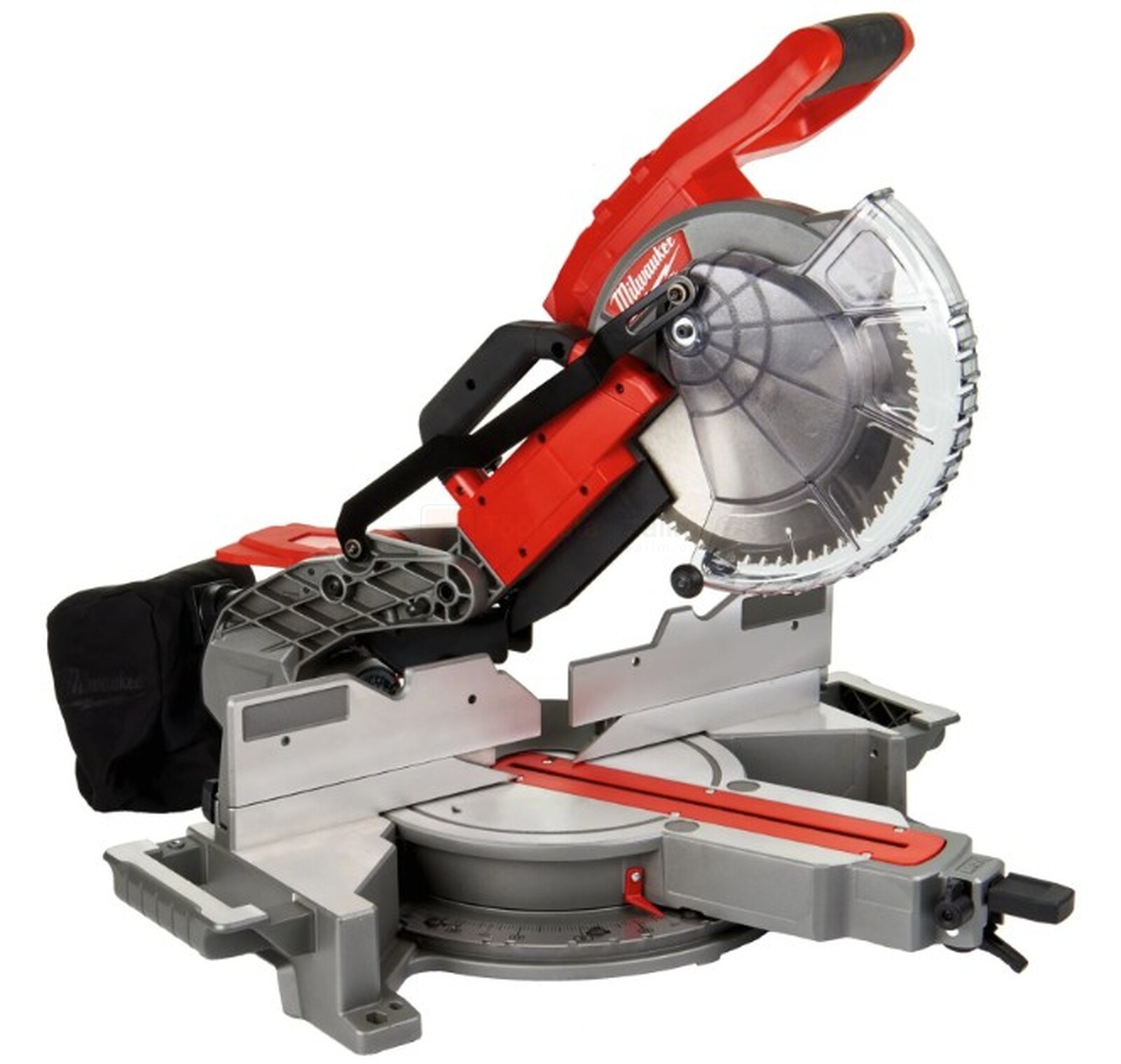 Pildil on punane ja hõbedane Milwaukee M18 FMS254 akutoitega miiusaepink, millel on saeketas, kaitsekate ja töölaud.