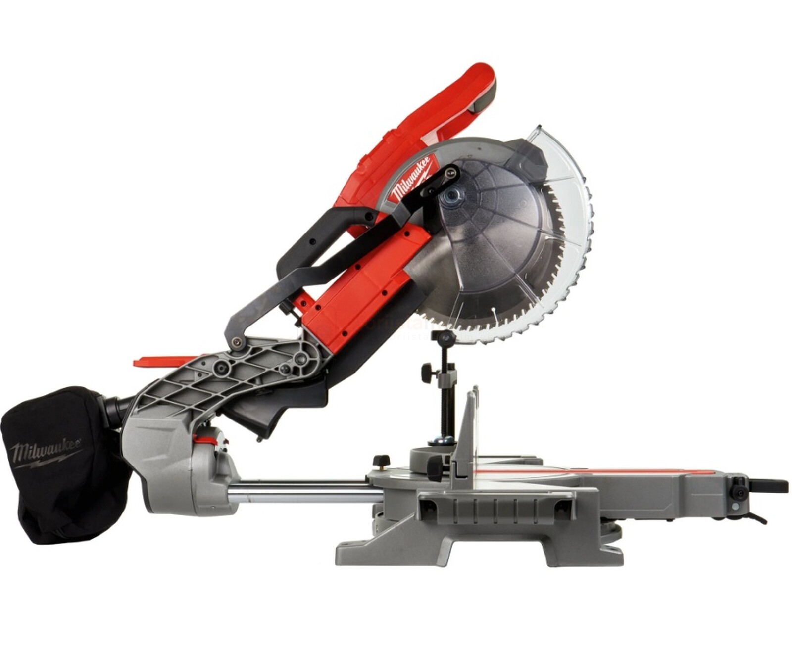 Pildil on näha punane ja hall akutoitega miiusaepink Milwaukee M18 FMS254, millel on saeketas, kaitsekate, käepide ja...