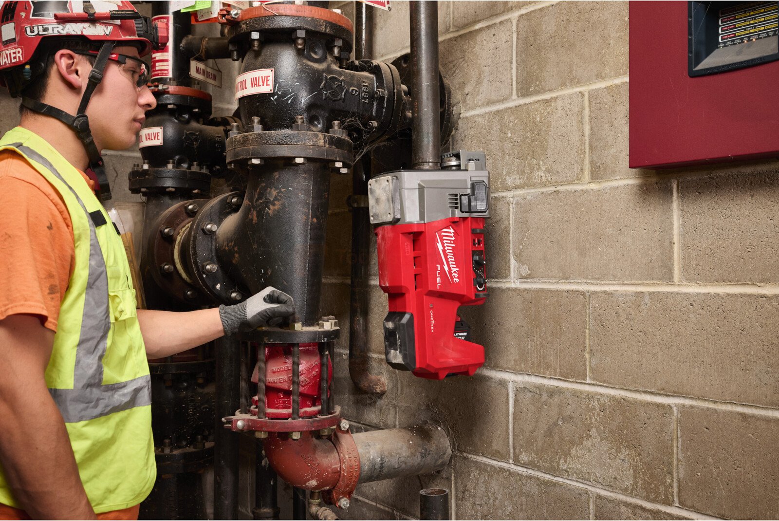 Pildil on ehitustöötaja, kes kasutab Milwaukee akutoitel toruvaltsijat M18 FRGRO114-0C, et töötada torustikuga.