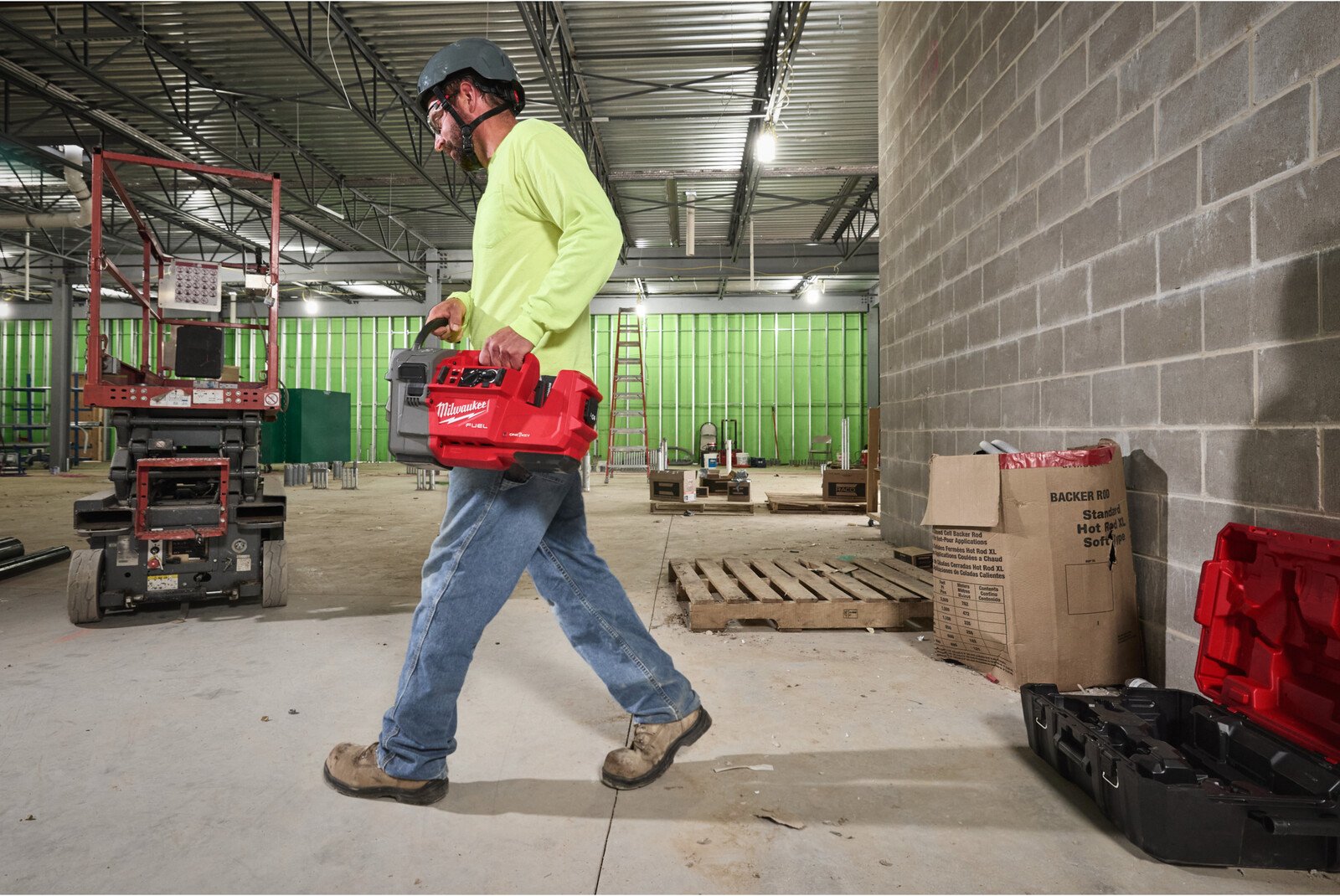 Pildil kannab ehitustöötaja Milwaukee akutoitel toruvaltsijat M18 FRGRO114-0C ehitusplatsil.