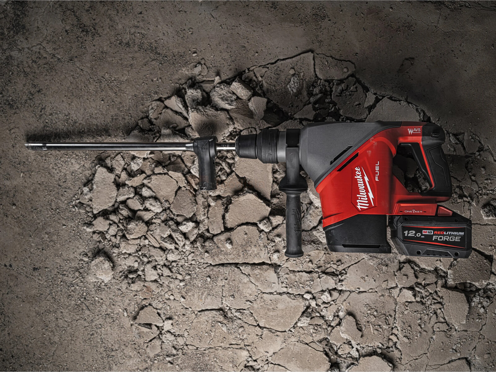 Pildil on Milwaukee akupuurvasar M18 FHACO540-0C, mis on asetatud purustatud betooni peale.