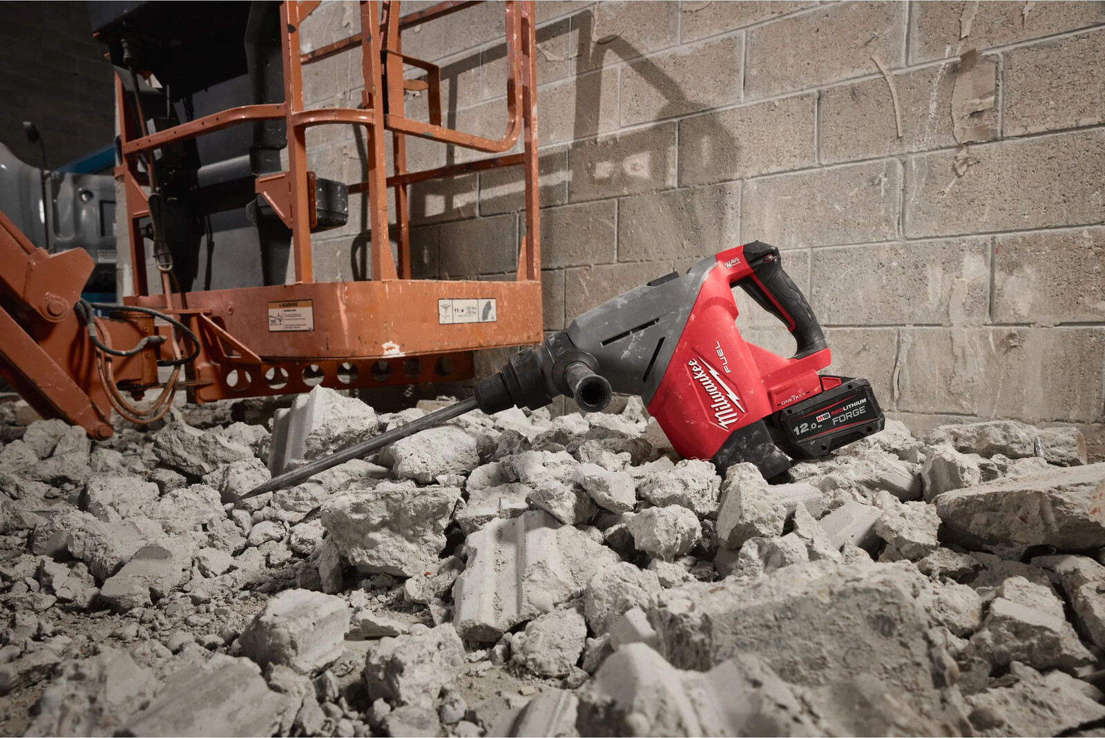 Pildil on Milwaukee akupuurvasar M18 FHACO745-0C, mis on asetatud betoonikildudele ja mille taustal on ehitusplatsi...