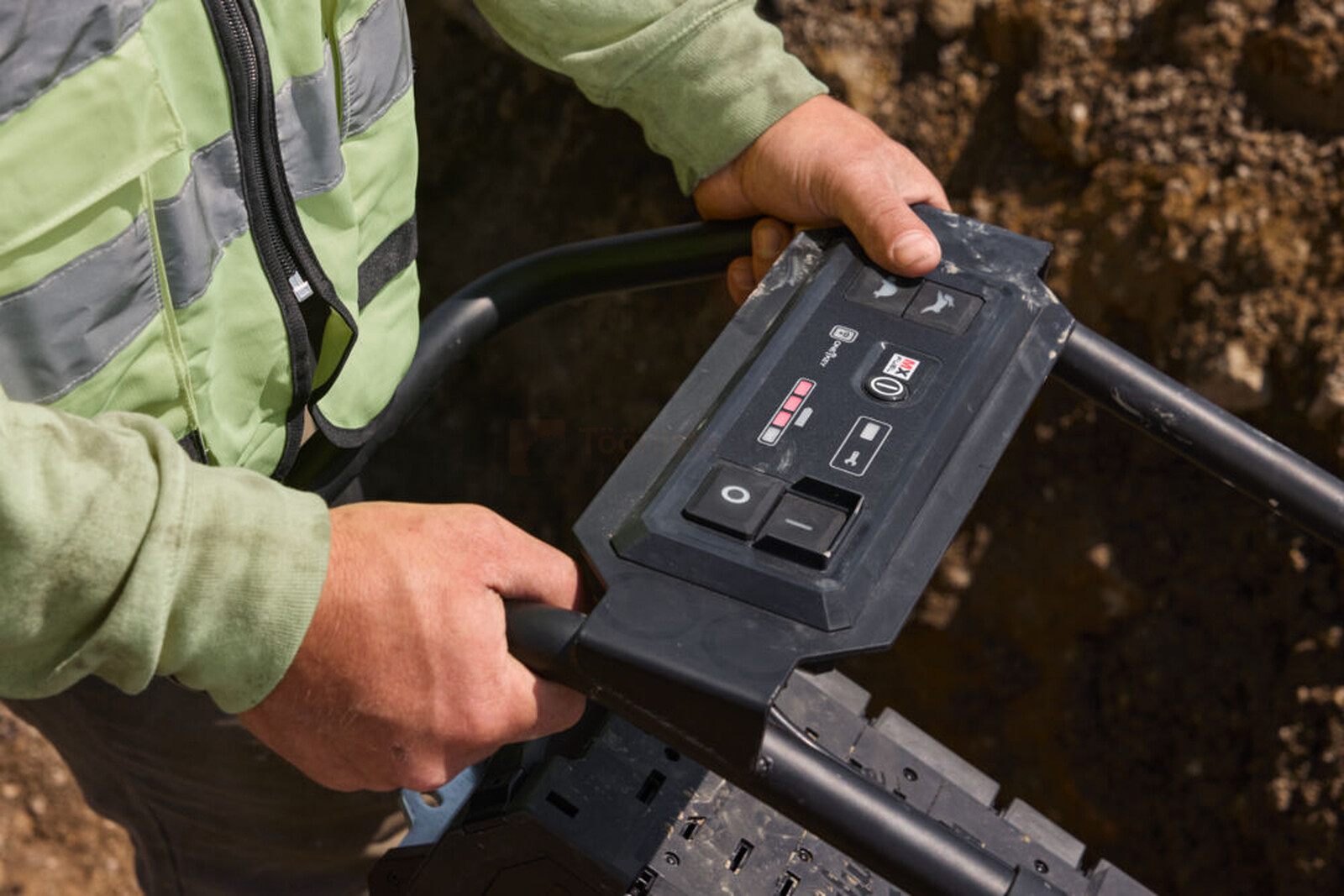 Pildil on ehitustöötaja, kes hoiab Milwaukee akutoitel vibroplaati MXF RAM60-0, mis on ilma aku ja laadijata, ning töötab...