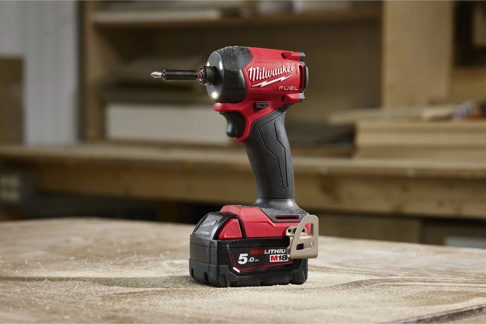 Pildil on Milwaukee M18 FIDRQ-0X hüdrauliline akulöökkruvikeeraja, mis on ilma aku ja laadijata ning millega kruvitakse...