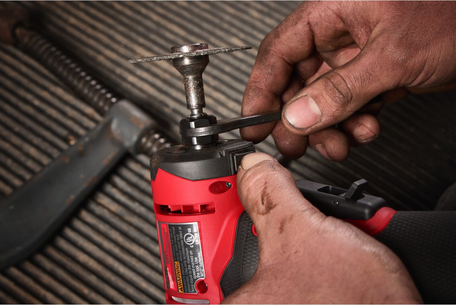 Milwaukee akutoitel nurkotslihvija M12 FDGA2-0 - ilma aku ja laadijata 9