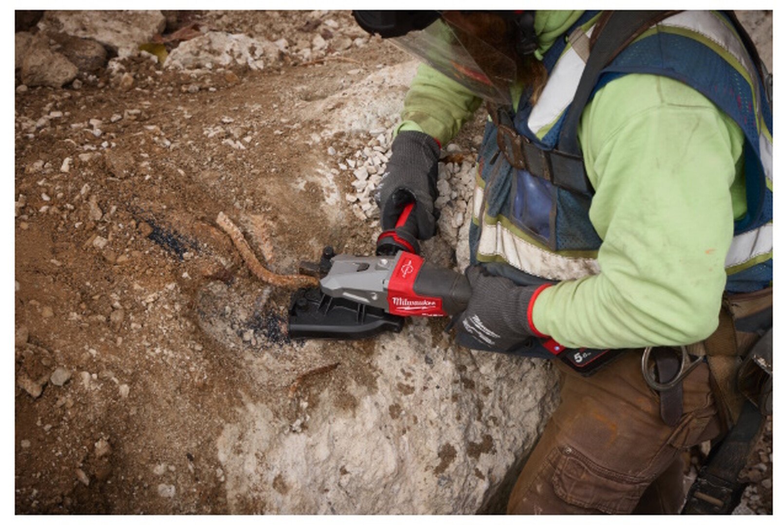 Pildil on töölise poolt kasutatav Milwaukee akuarmatuurilõikur M18 FRBCO32-502X, mis lõikab armatuuri betoonist.