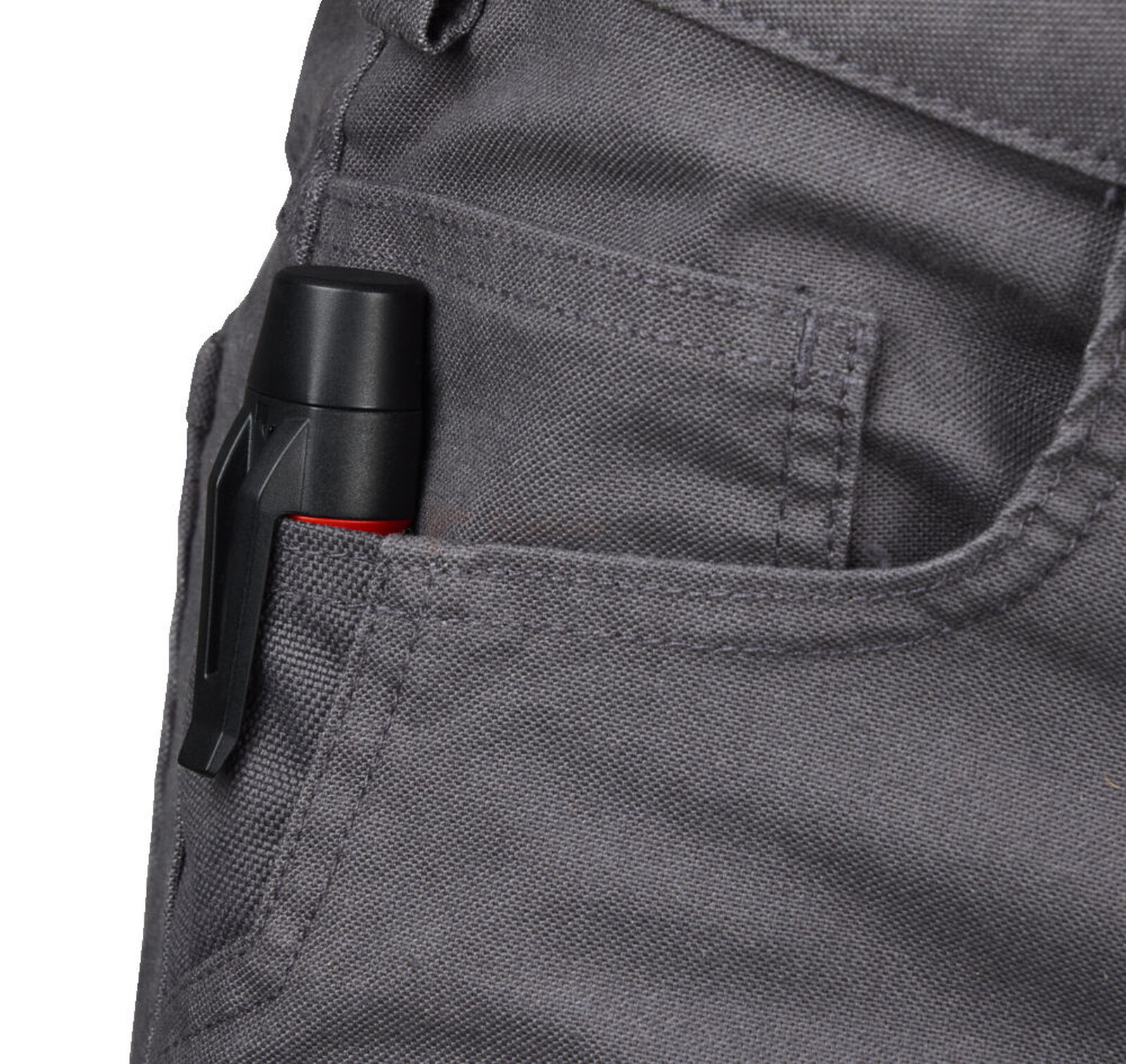 Pildil on hallide pükste taskus Milwaukee pingedetektor-taskulamp, mille taskuklamber on nähtav.