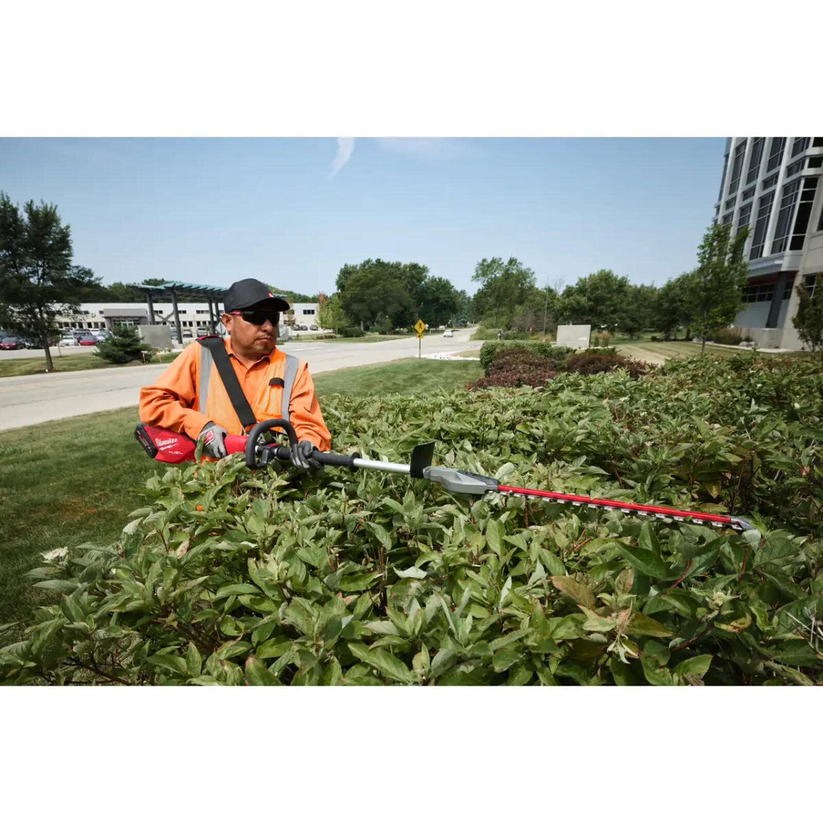 Аккумуляторный кусторез Milwaukee M18 FHETSP-0, без аккумулятора и зарядного устройства