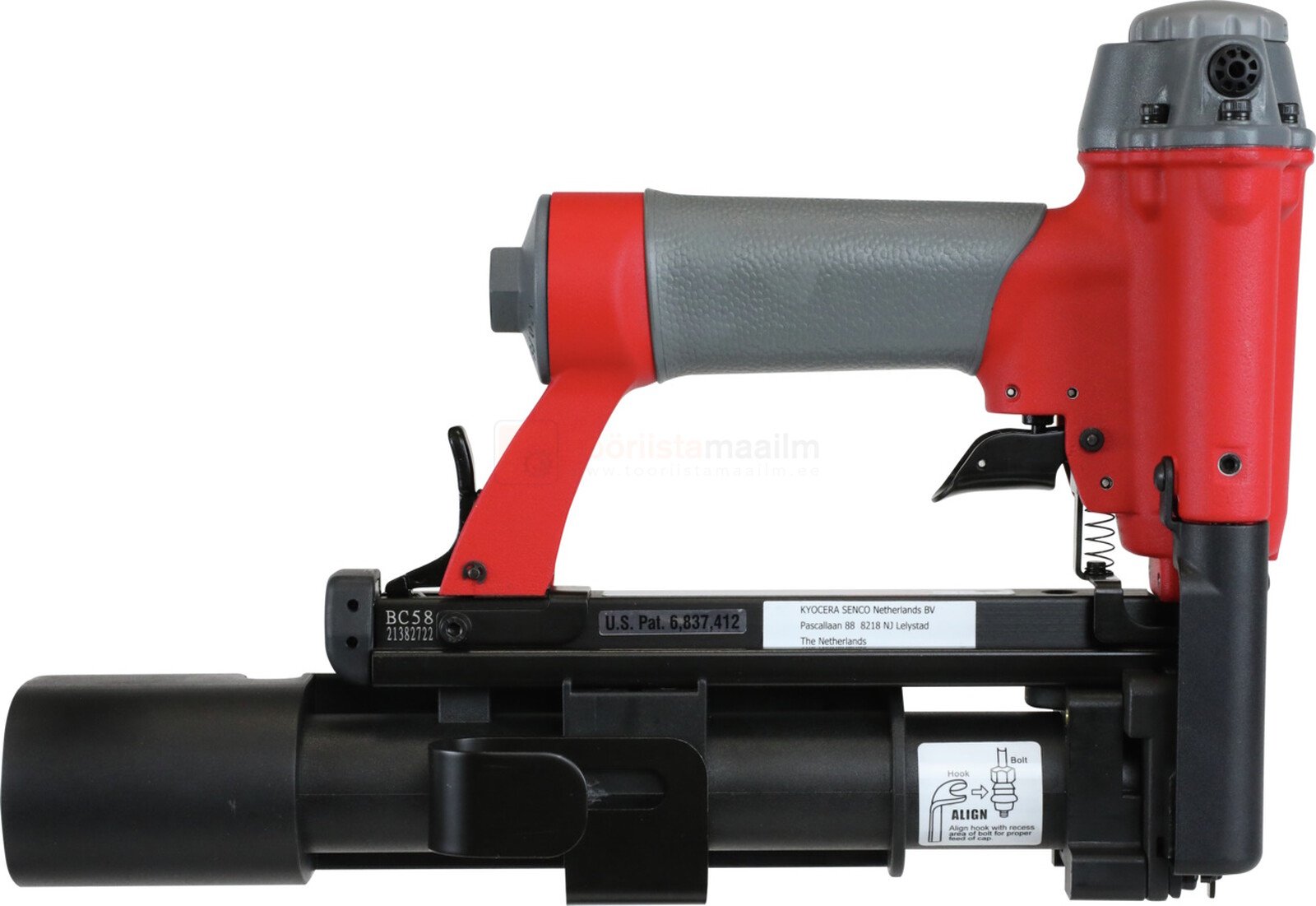 Pildil on punane ja hall SENCO klambri- ja korgipüstol BC58, millel on mustad detailid ja mis on suunatud paremale.