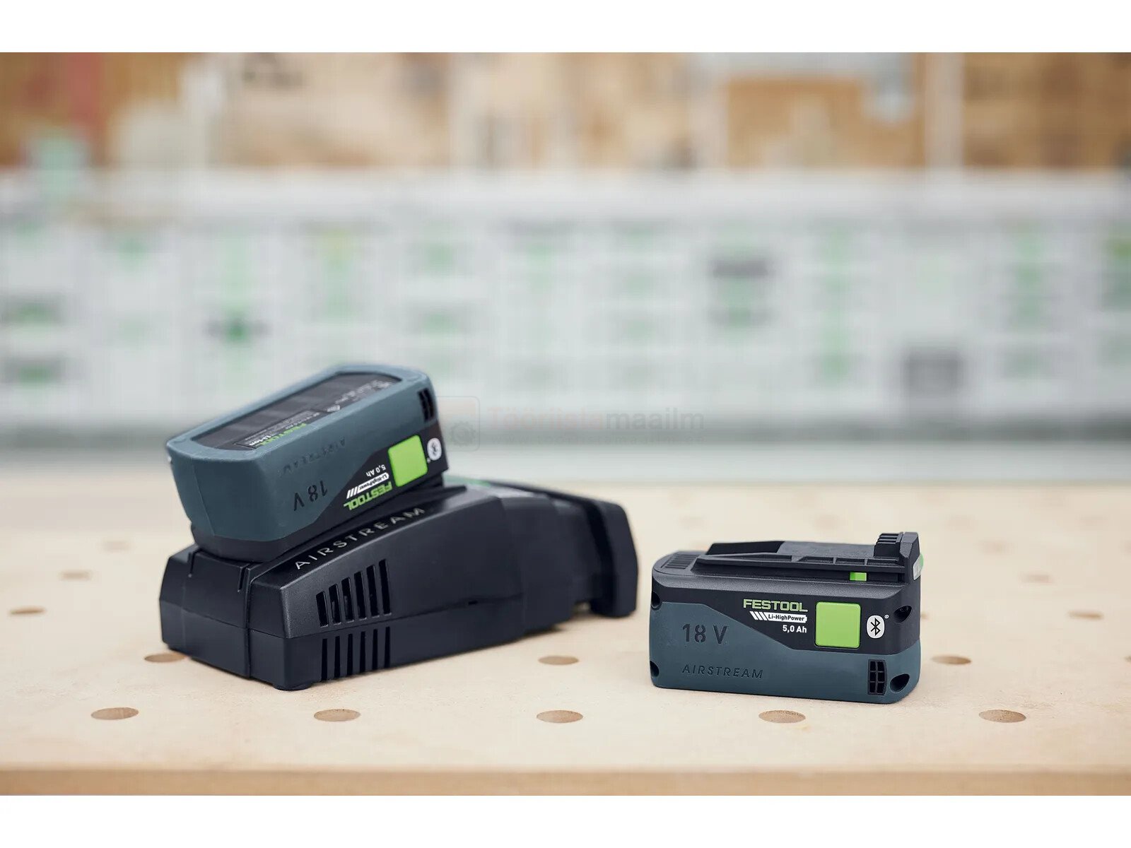 Pildil on Festool aku HighPower BP 18 Li 5,0 HP-ASI, mis on laadija peal ja kõrval, näidates aku suurust ja disaini.