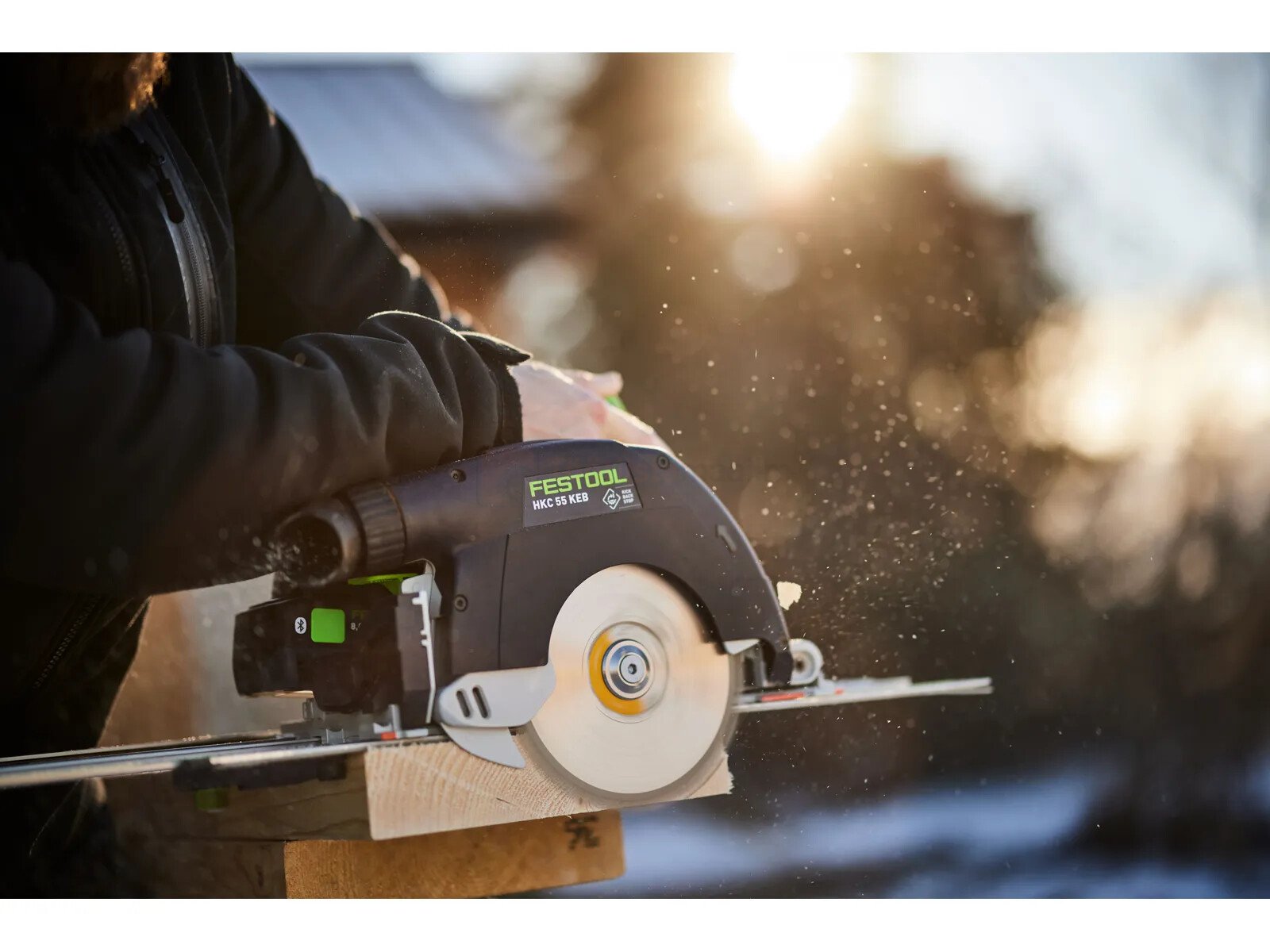 Pildil on mees, kes kasutab Festool saeketast WOOD FINE CUT HW 160x1,6x20 FWWW35, et saagida puitu, kusjuures saepuru...