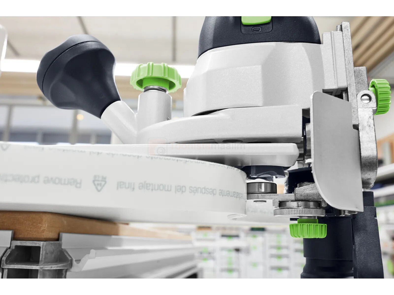 Pildil on Festool moodul servafrees MFK 700 EQ-Plus, mis on kinnitatud puidutüki külge ja millega freesitakse serva.
