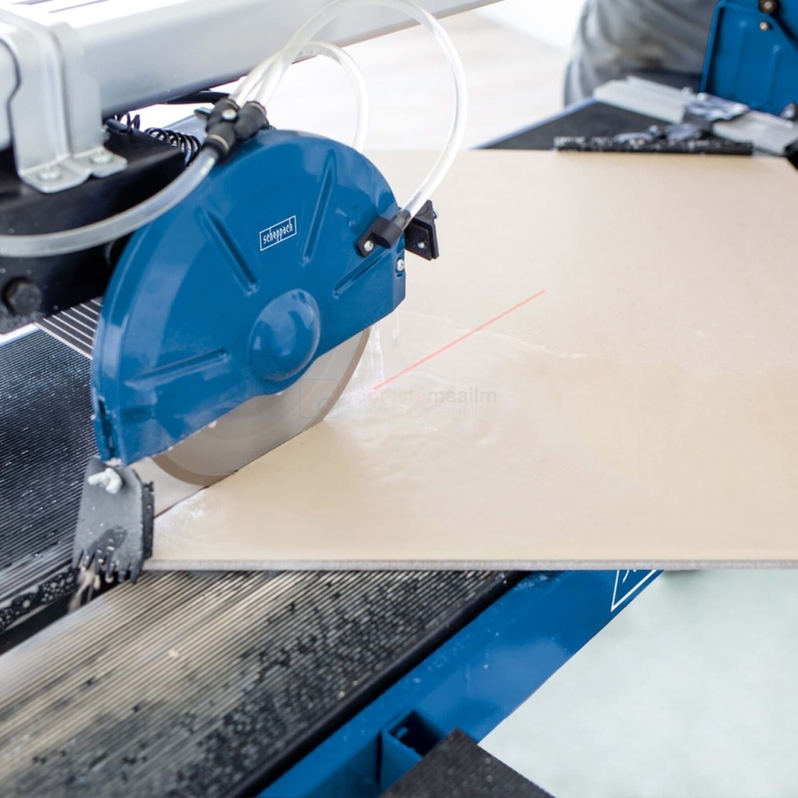 Pildil on Scheppach FS 3600 veega plaadilõikur, mis lõikab plaati, näidates seadme töös olemist.