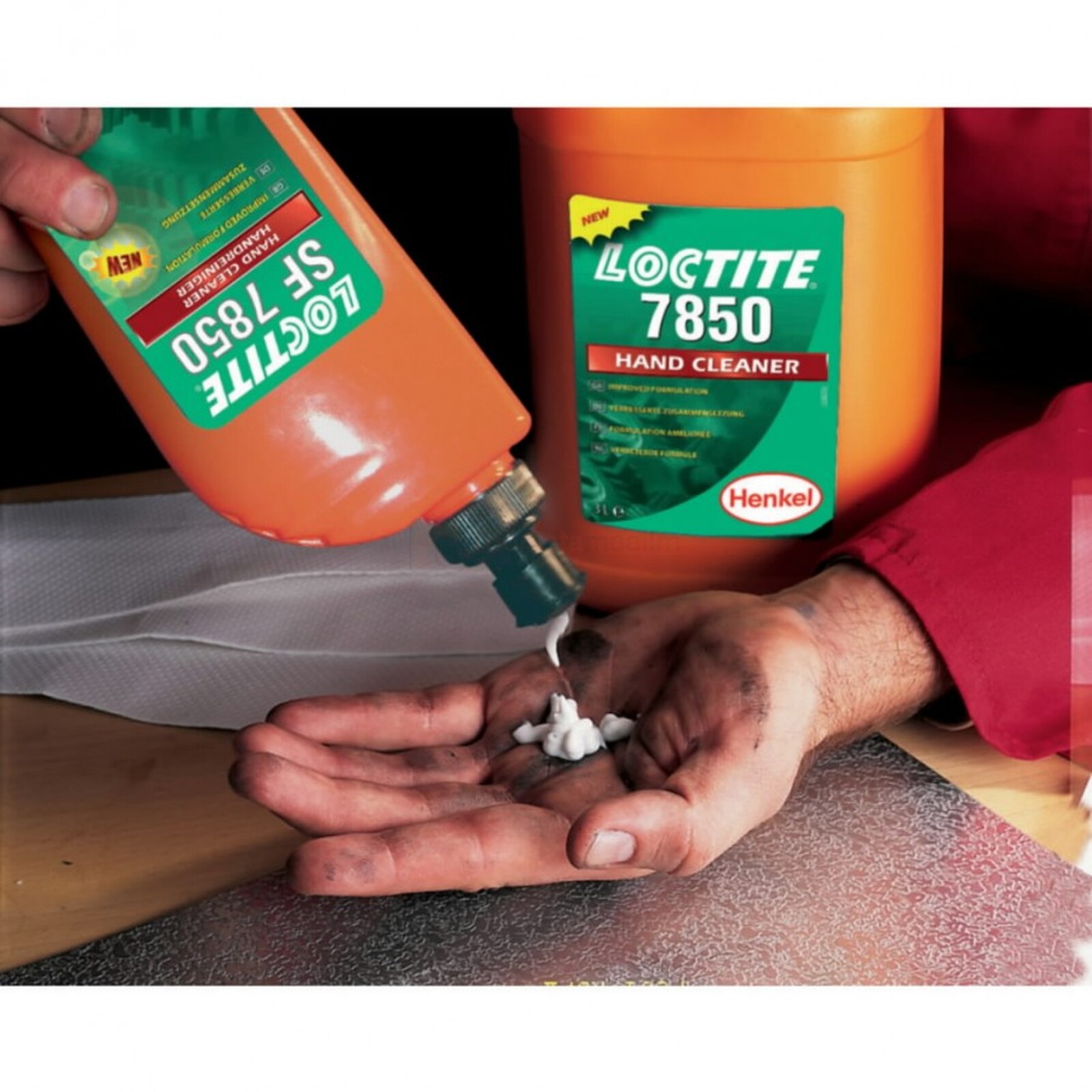 Pildil on näha, kuidas mees valab LOCTITE kätepuhastusvahendit SF 7850 oma käele.