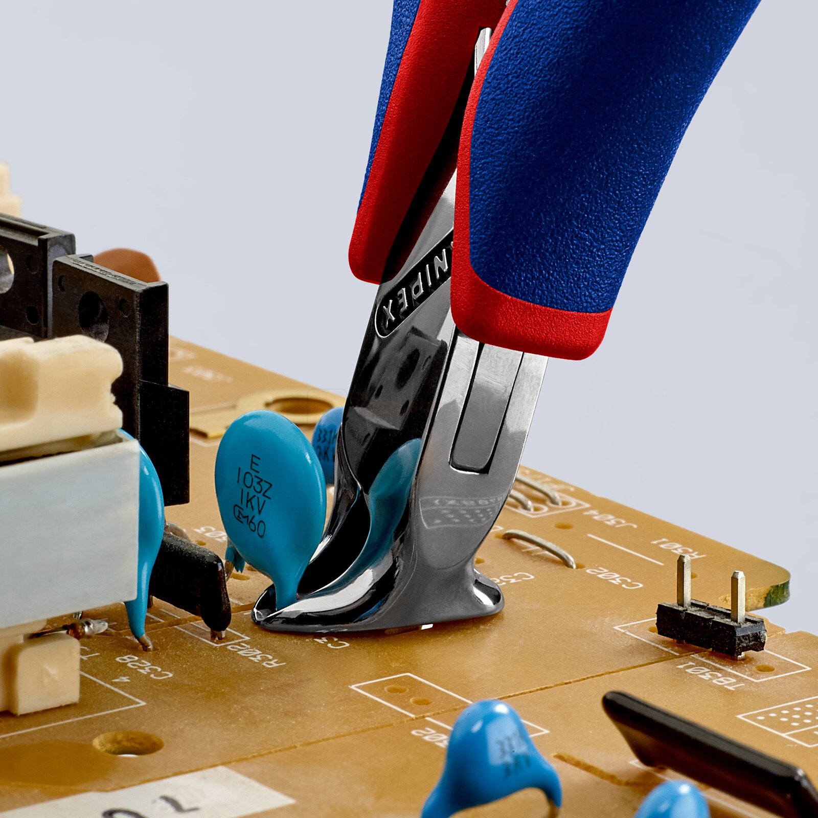 Pildil on Knipex elektroonika lõiketangid 120 mm, mis lõikavad elektroonikaplaadil komponente.