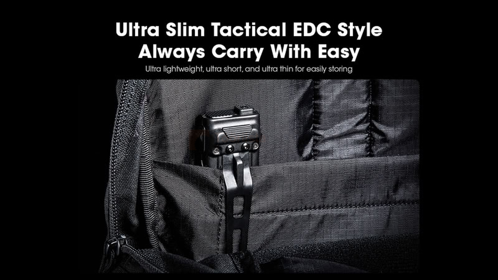 Pildil on musta seljakoti taskus näha NITECORE EDC23 taskulamp, mis on mõeldud igapäevaseks kandmiseks.