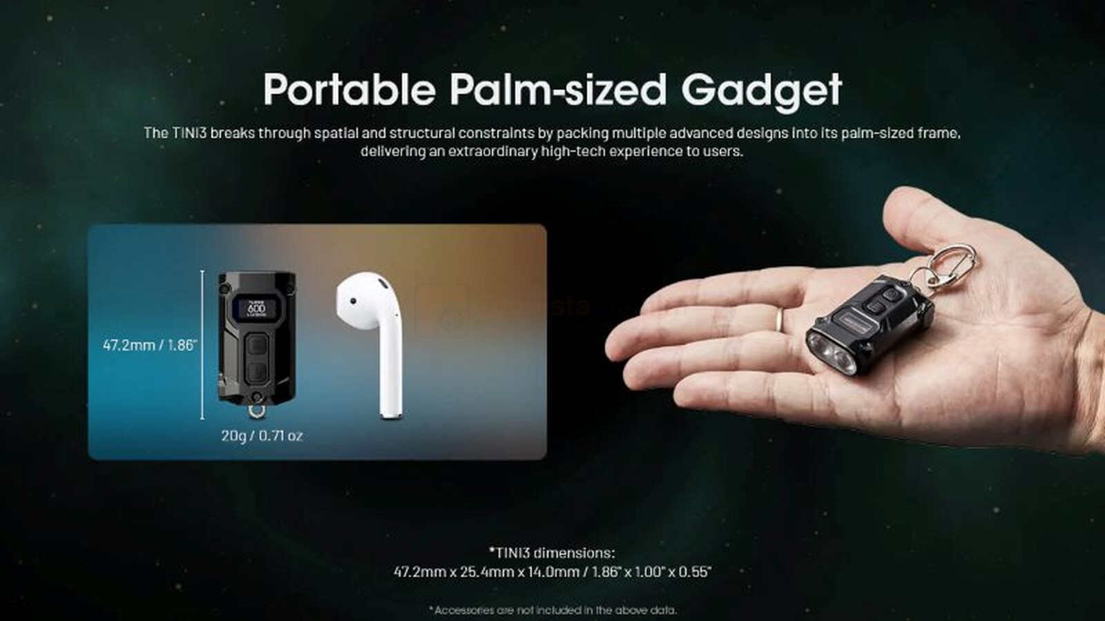 Pildil on NITECORE TINI-3 taskulamp-võtmehoidja, mida võrreldakse suuruse mõttes AirPodiga ja mis on näidatud inimese...