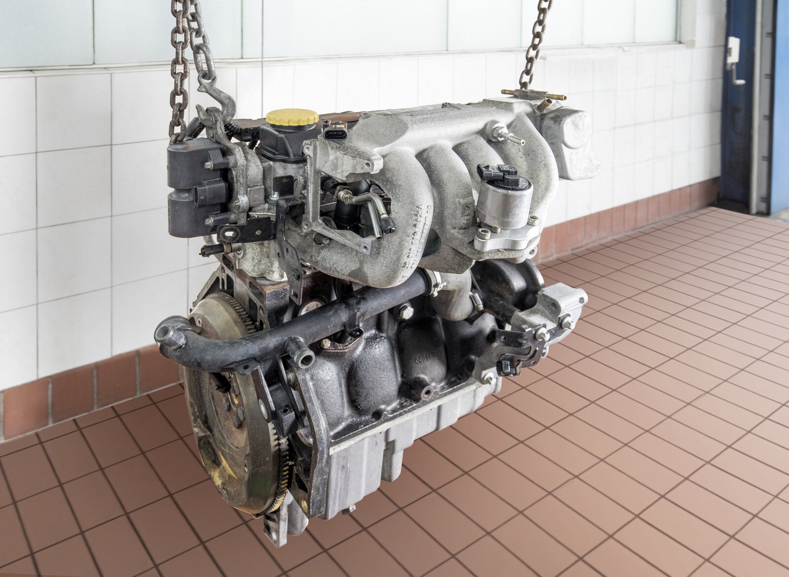 Pildil on näha mootor, mis on tõenäoliselt puhastatud Kärcheri õli- ja rasvaeemaldiga PressurePro EXTRA RM 31, 10 l, kuna...