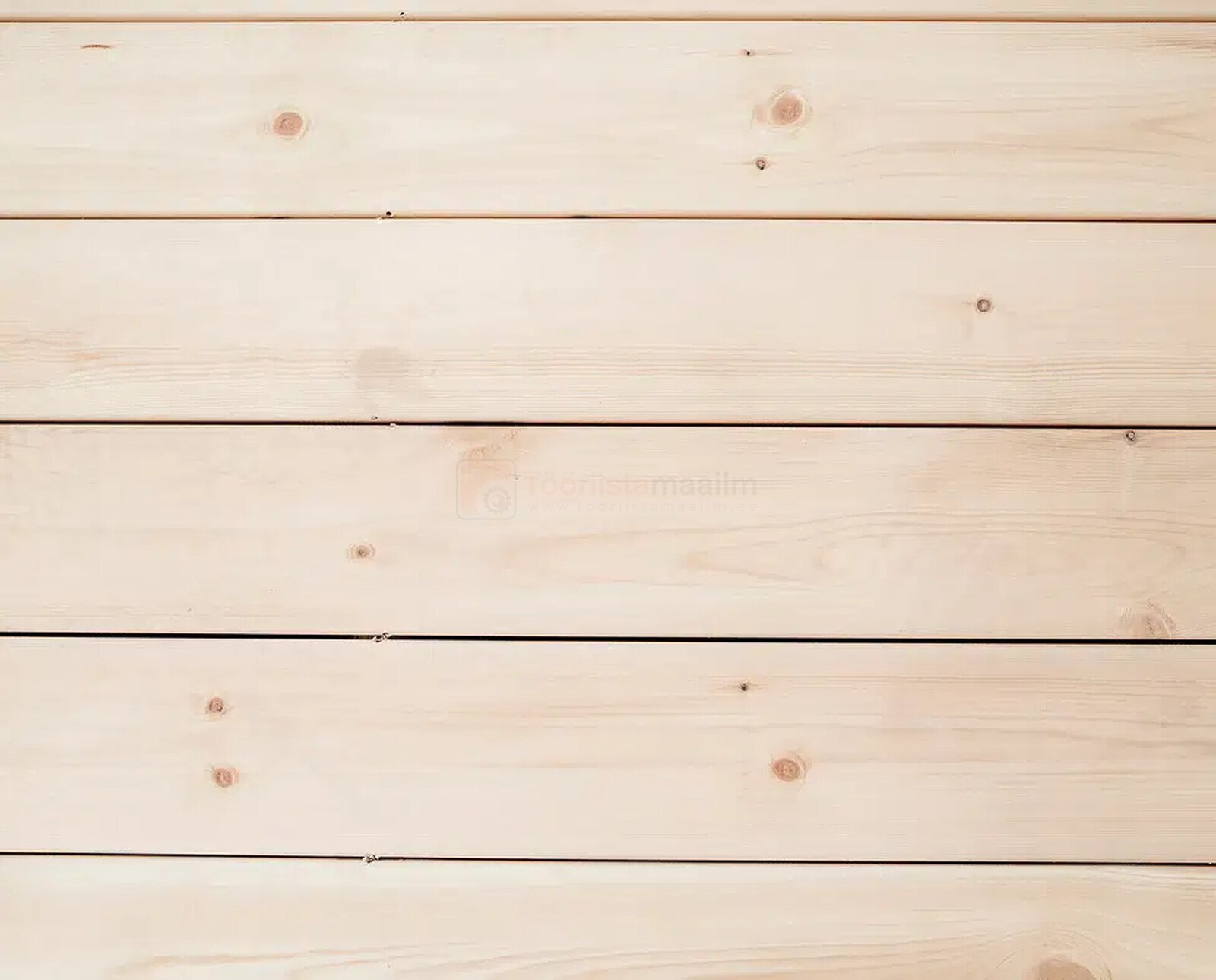 Pildil on näha Essve terrassikruvi HDS rakisele, roostevaba teras, C5 A4 - 250 tk, mis on paigaldatud puitlaudisele.