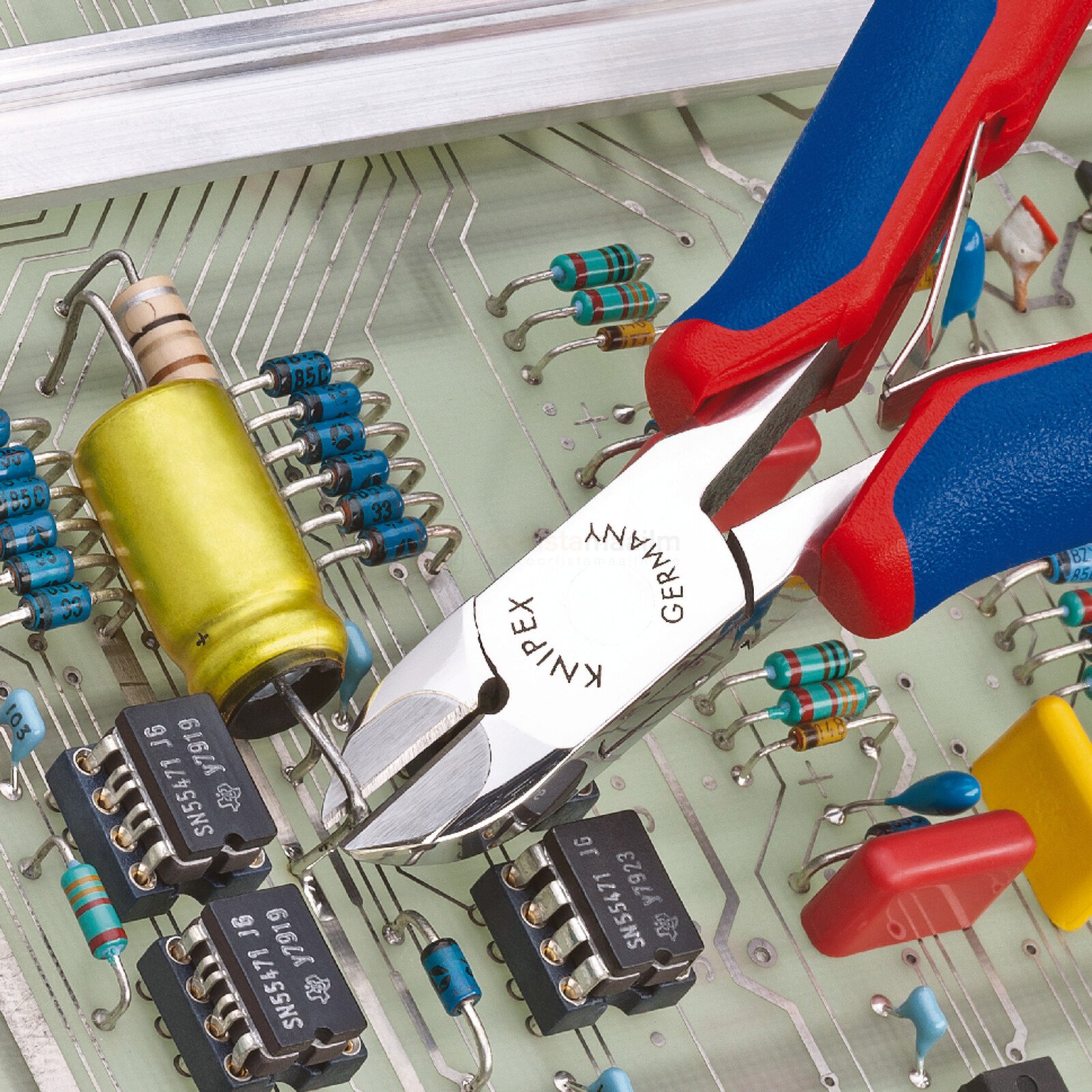 Pildil on Knipex elektroonika lõiketangid karbiidlõikeservadega, mis on suunatud elektroonikaplaadi komponentidele.