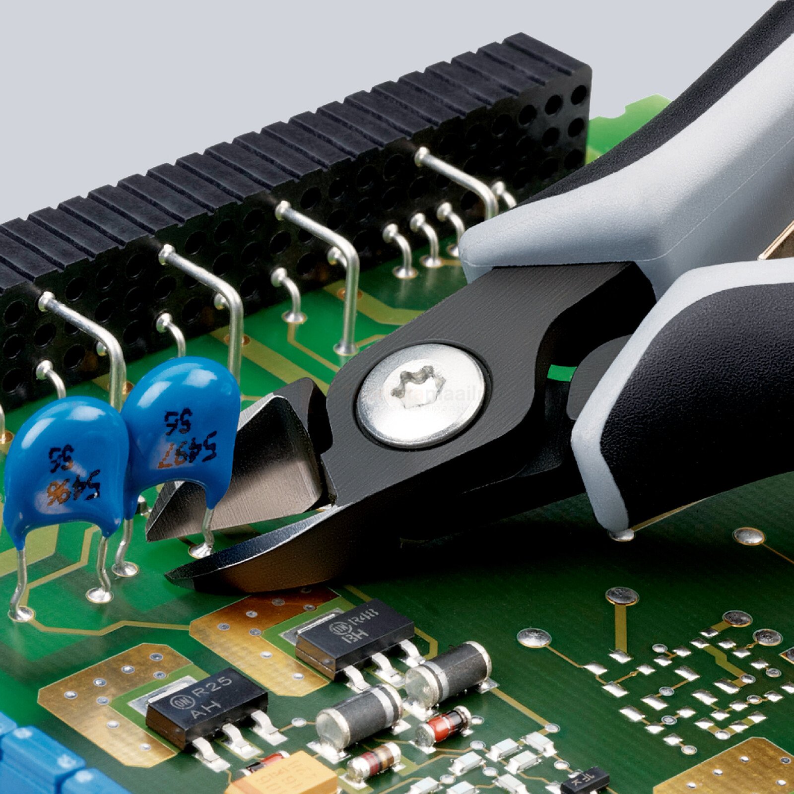 Pildil on Knipex elektrooniku külglõiketangid 125 mm, ESD, mis lõikavad elektroonikaplaadil olevate komponentide jalgu.