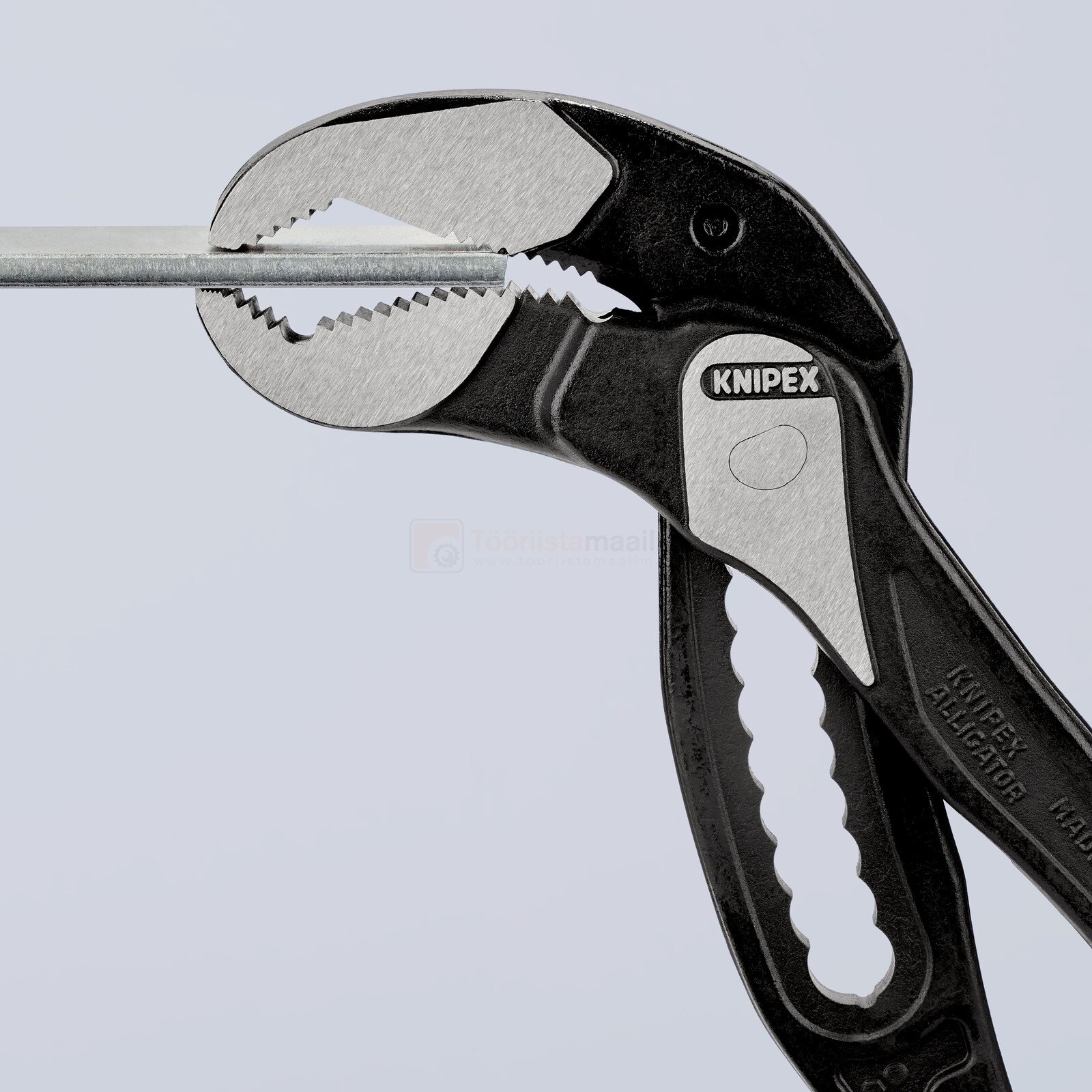 Pildil on näha Knipex Alligator® XL toruvõti ja veepumba tangid, mis hoiavad kinni metallvardast.