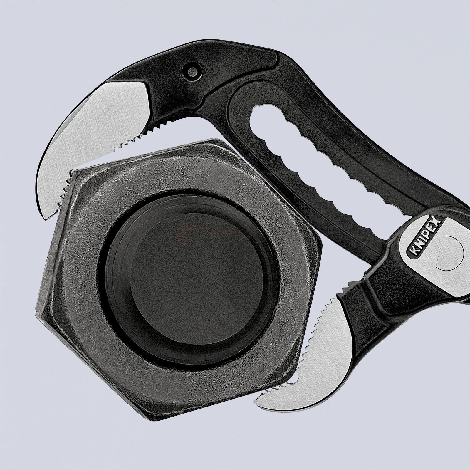 Pildil on Knipex Alligator® XL toruvõti ja veepumba tangid, mis on haaranud kinni suure kuuskantmutri.