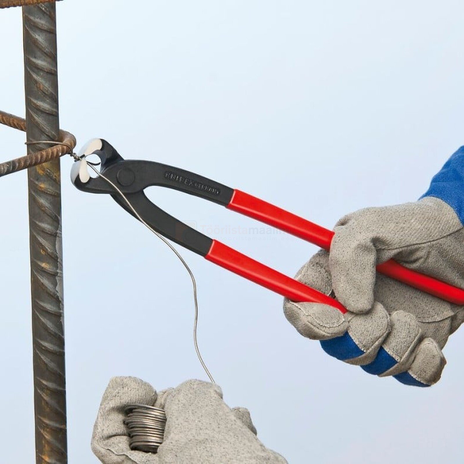 Pildil on näha, kuidas Knipex armatuurtraadi sidumis- ja lõiketangidega 220 mm pikkusega seotakse armatuuri, kasutades...