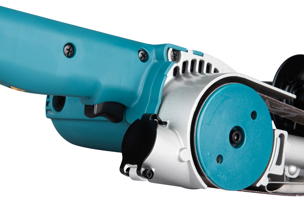 Pildil on detailne vaade Makita lintlihvmasinast 9031, näidates masina korpust, lintlihvimisosa ja käepideme konstruktsiooni.