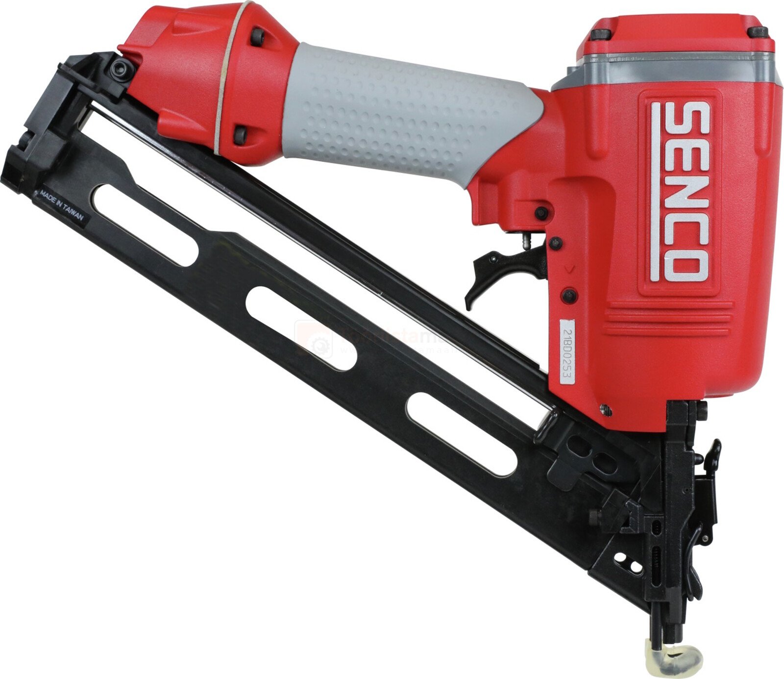 Pildil on punane SENCO FinishPro30XP liistunaelapüstol, millel on must salv ja hall käepide.