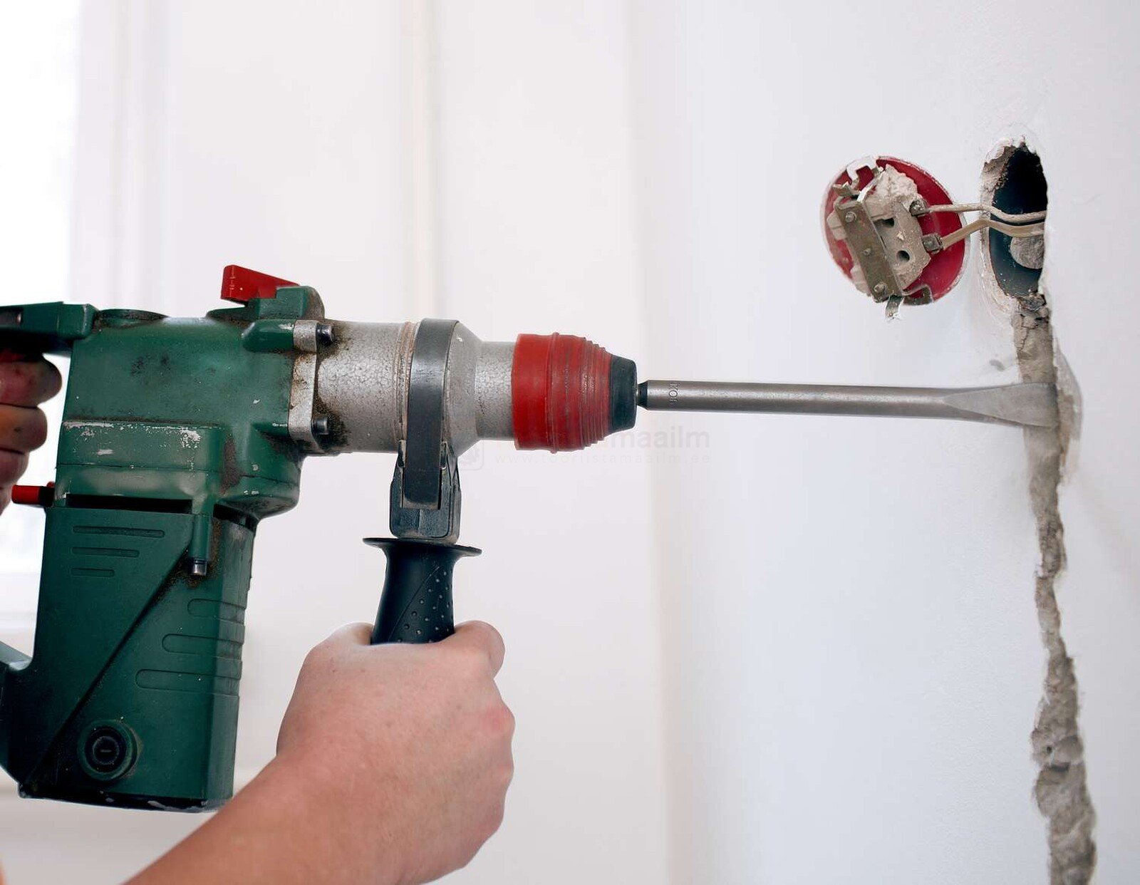 Pildil on näha, kuidas inimene kasutab Rennsteig lamemeiselit 20 x 250 mm SDS+ seinas oleva augu laiendamiseks.