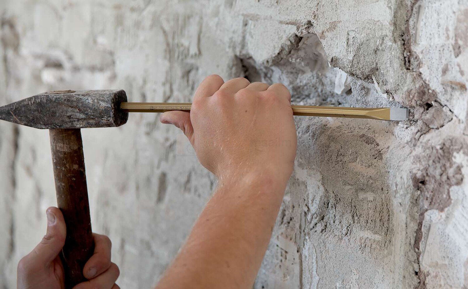 Pildil on näha, kuidas inimene kasutab Rennsteig elektriku lamemeislit, et eemaldada materjali seinast, lüües seda haamriga.
