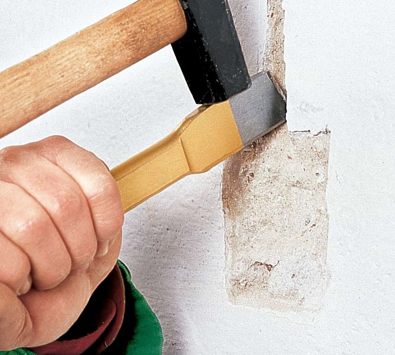 Pildil on näha, kuidas kasutatakse Rennsteig elektriku soonemeislit 33 x 250 mm - hoidikuga, et teha seina sisse soon.