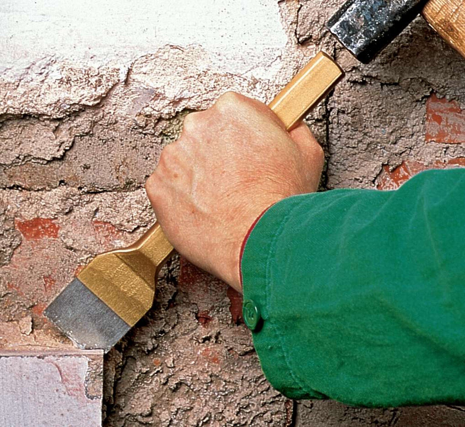 Pildil on näha, kuidas inimene kasutab Rennsteig vuugimeislit 250 mm, et eemaldada materjali seinast.