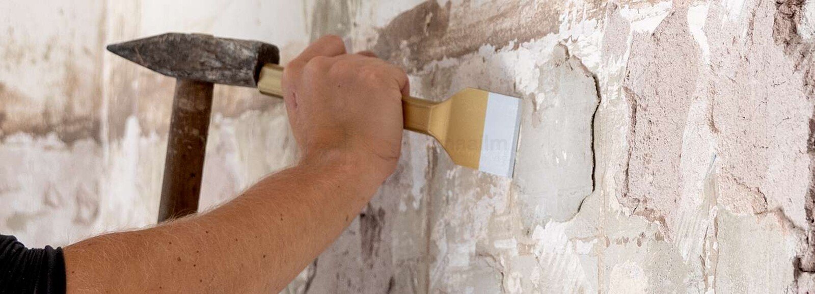Pildil on näha, kuidas inimene kasutab Rennsteig vuugimeislit 250 mm koos vasaraga seina vuukide eemaldamiseks.
