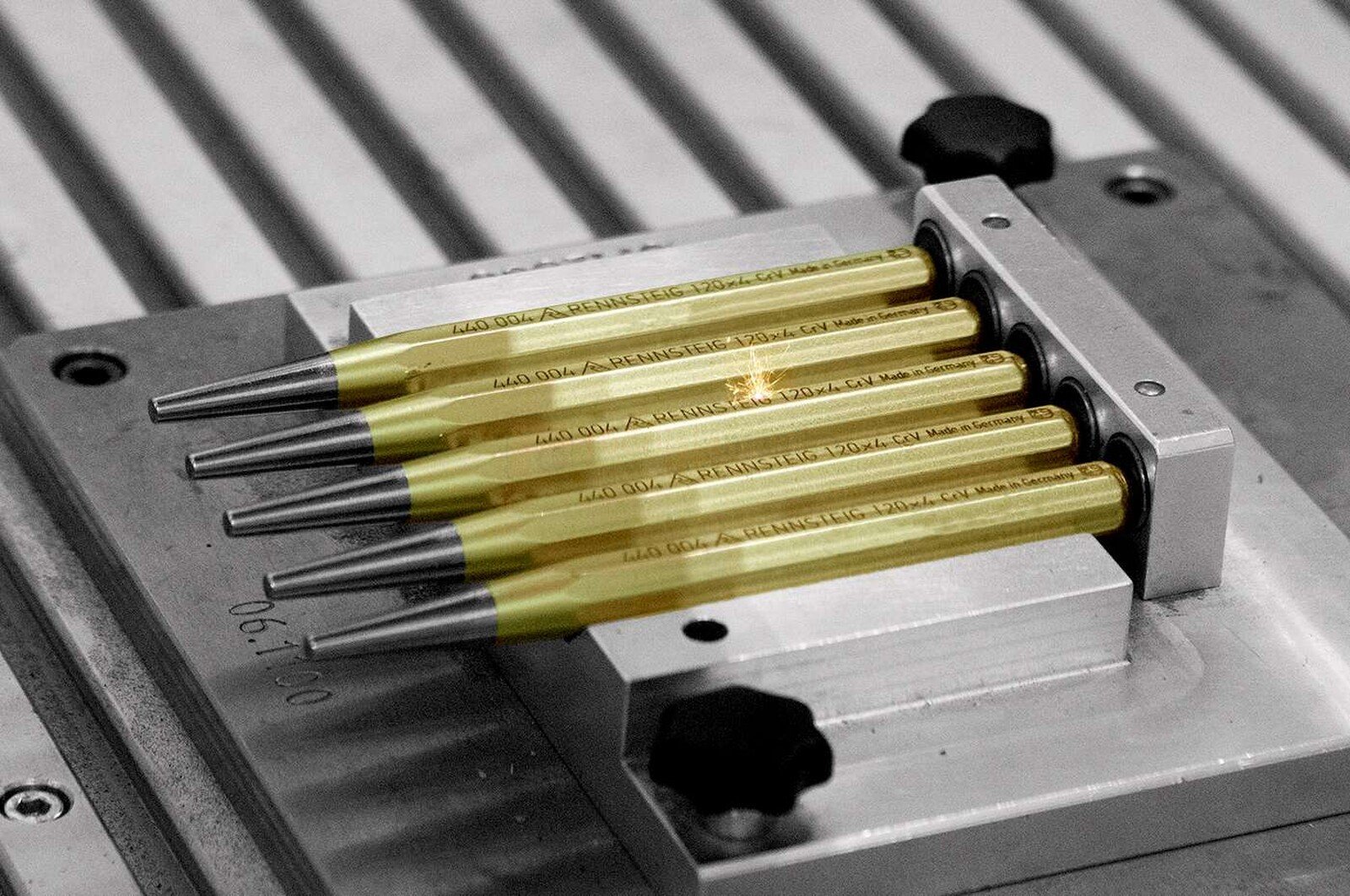 Pildil on Rennsteig koonustornid 120 mm, mis on kinnitatud metallist hoidikusse.