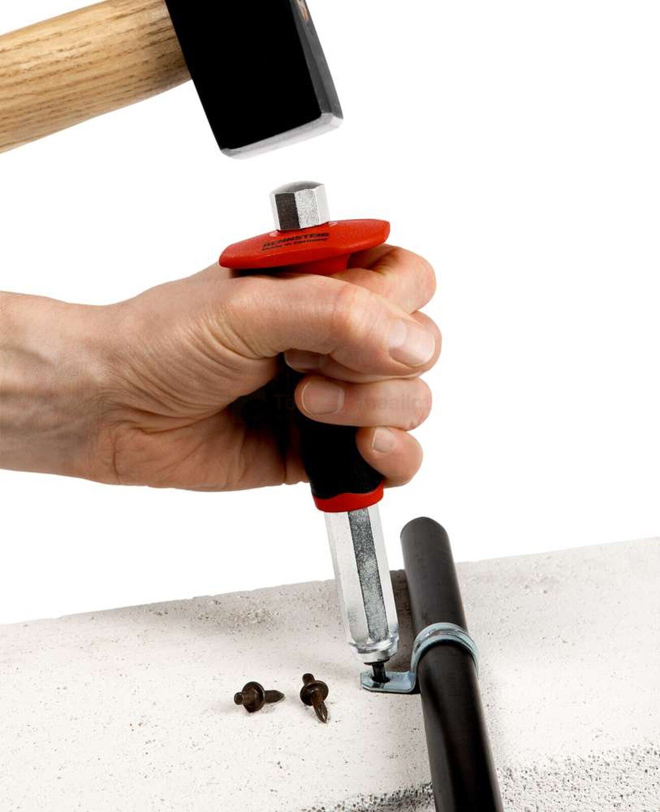 Pildil on näha, kuidas Rennsteig lööknaelatööriista, millel on käekaitse, kasutatakse naelte eemaldamiseks, kusjuures...