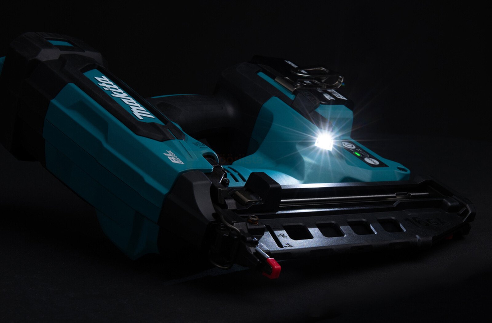 Pildil on Makita akuliistunaelapüss DBN601ZJ, mis on valgustatud ja näitab detaili.