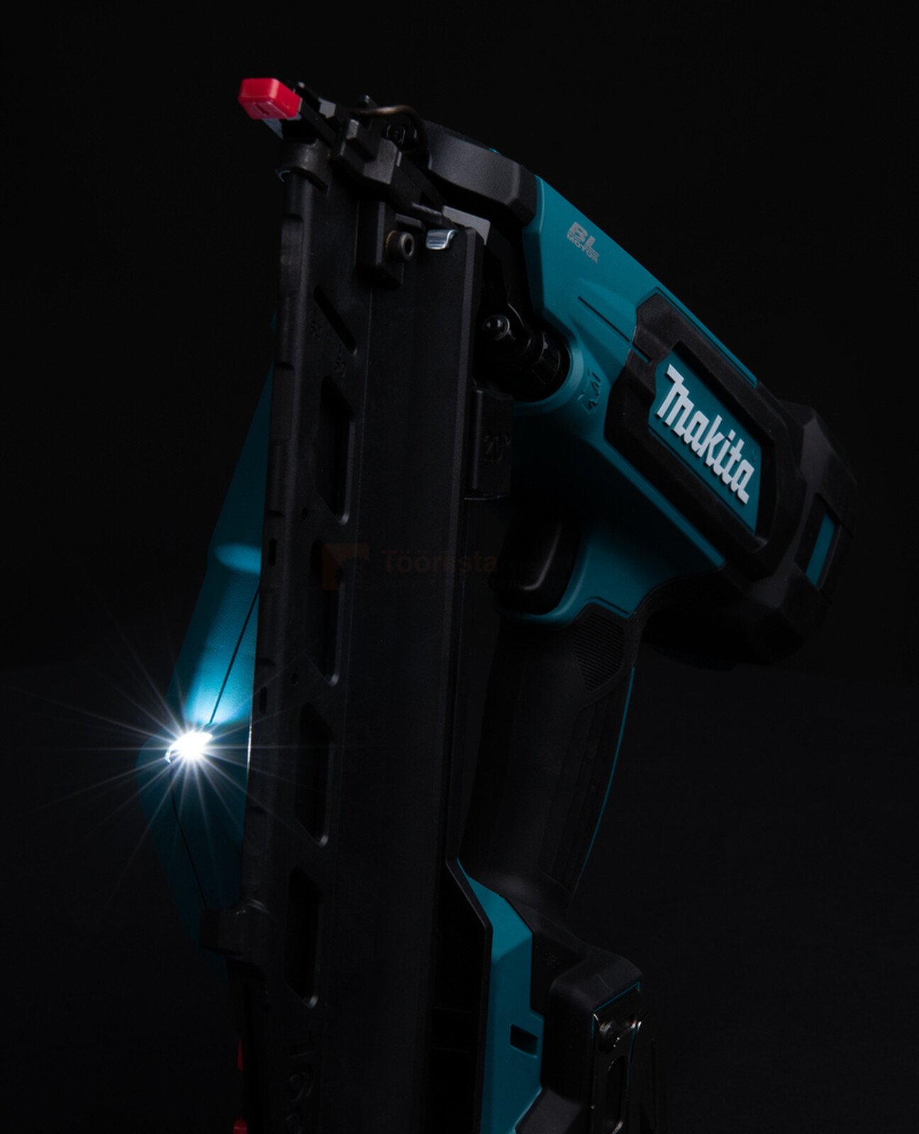 Pildil on Makita akuliistunaelapüss DBN610ZJ, millel on sisse lülitatud LED-tuli.