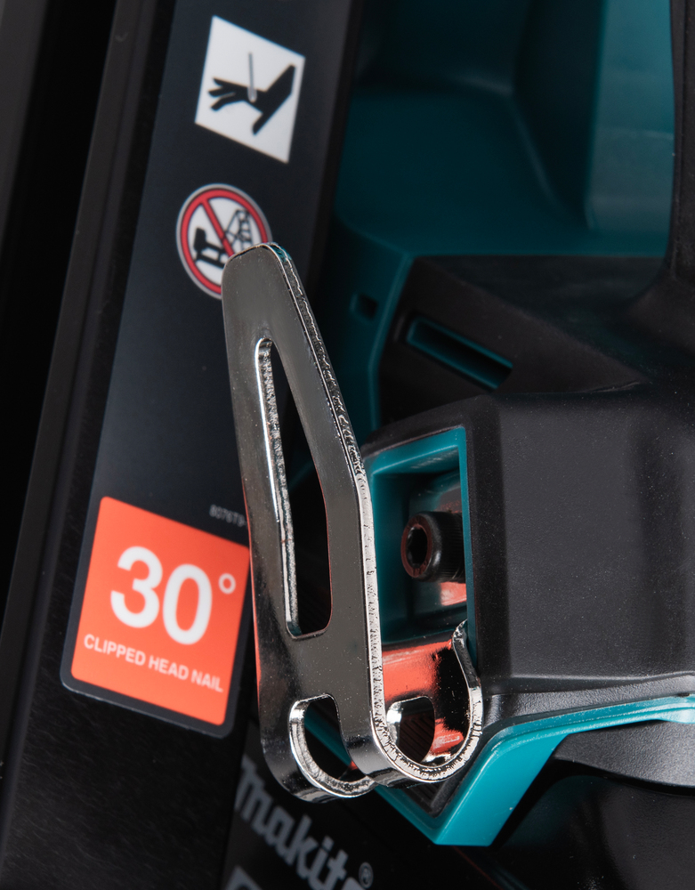 Pildil on detailid Makita akunaelapüstolist DBN900ZK, sealhulgas kinnitusmehhanism, ohutusmärgid ja nurga info.