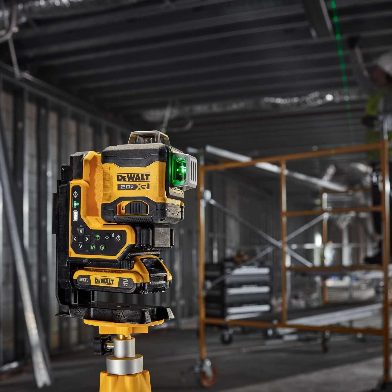 Pildil on DeWalt ristlaser, mis paistab ehitusplatsil tööks kasutatuna, näidates rohelist laserkiirt.