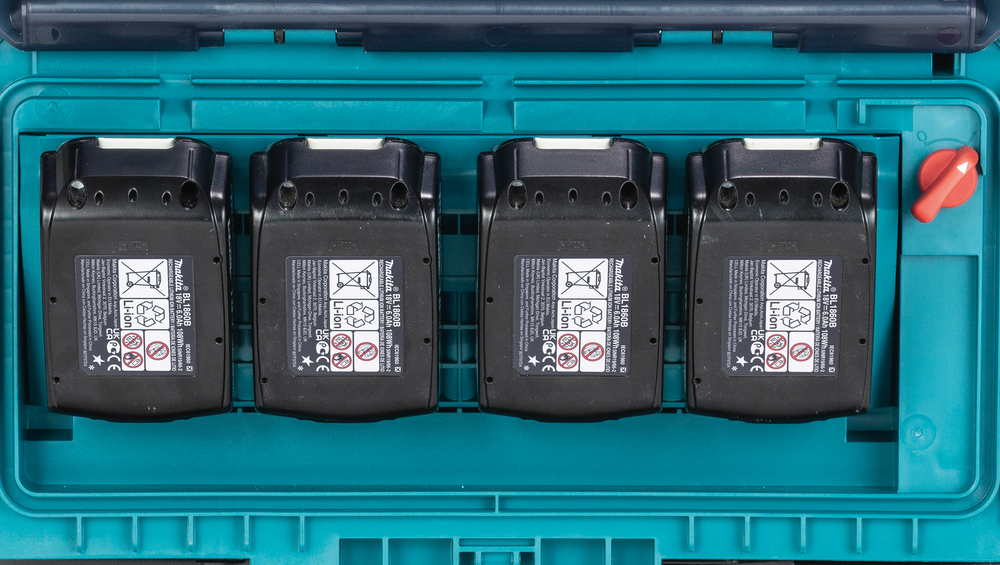 Pildil on neli Makita akutoitega tõstuk-käru DCU601Z akut.