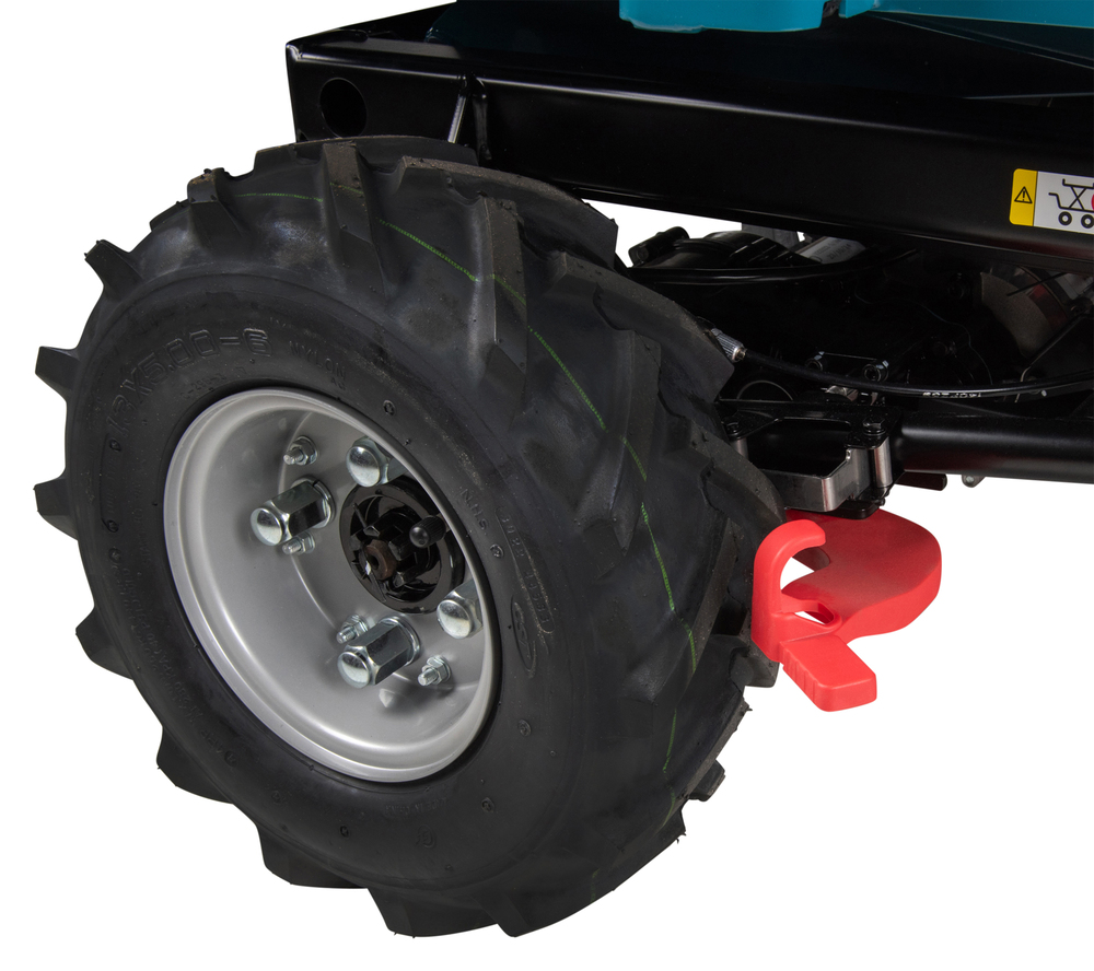 Pildil on detail Makita akutoitega tõstuk-käru DCU601Z ratas, millel on suur must rehv ja punane konks.